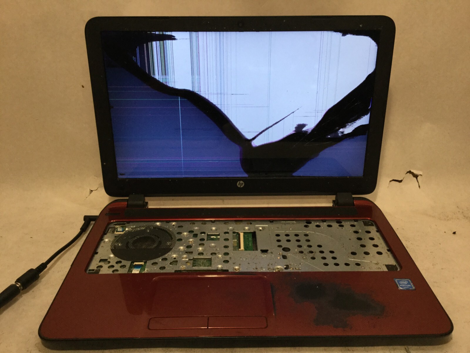 HP 15-f272wm / Intel Pentium UNKNOWN SPECS / (CRACKED/MISSING PARTS!) -MR