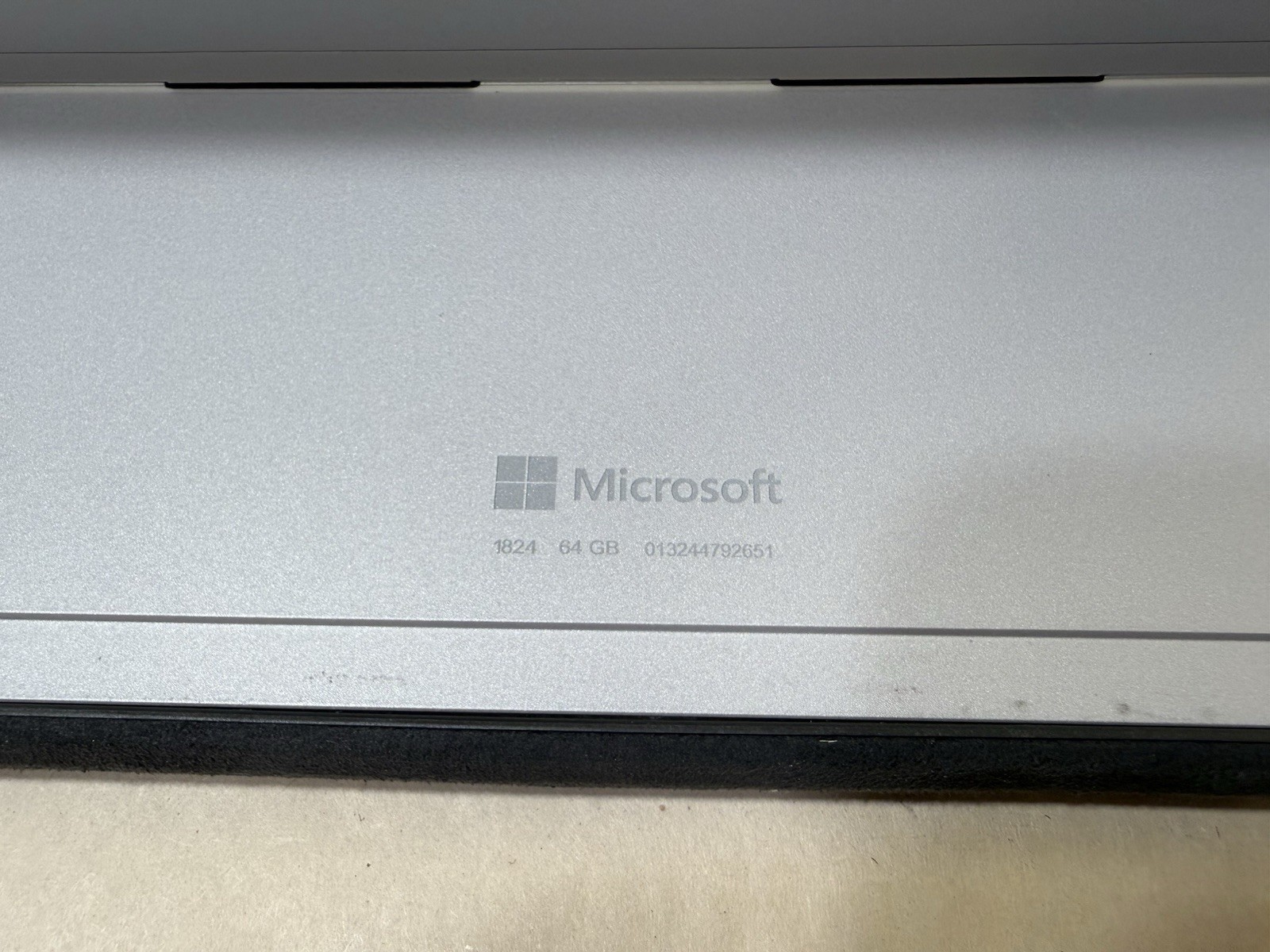 Microsoft Surface GO Tablet + Keyboard 1824 / Pentium 4415Y / 4GB RAM / 64GB SSD