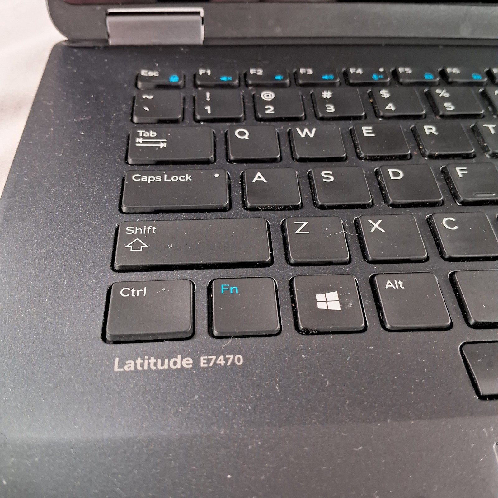 Dell E7470 14 in (512GB SSD, Intel Core i7-6600U, 2.60 GHz, 16 GB) Laptop, Win11