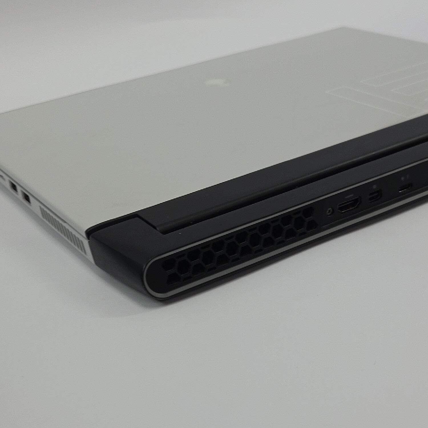 Alienware M15 R4 15.6″ i7-10870H 2.2GHz 16GB RAM 1TB SSD GeForce RTX 3070