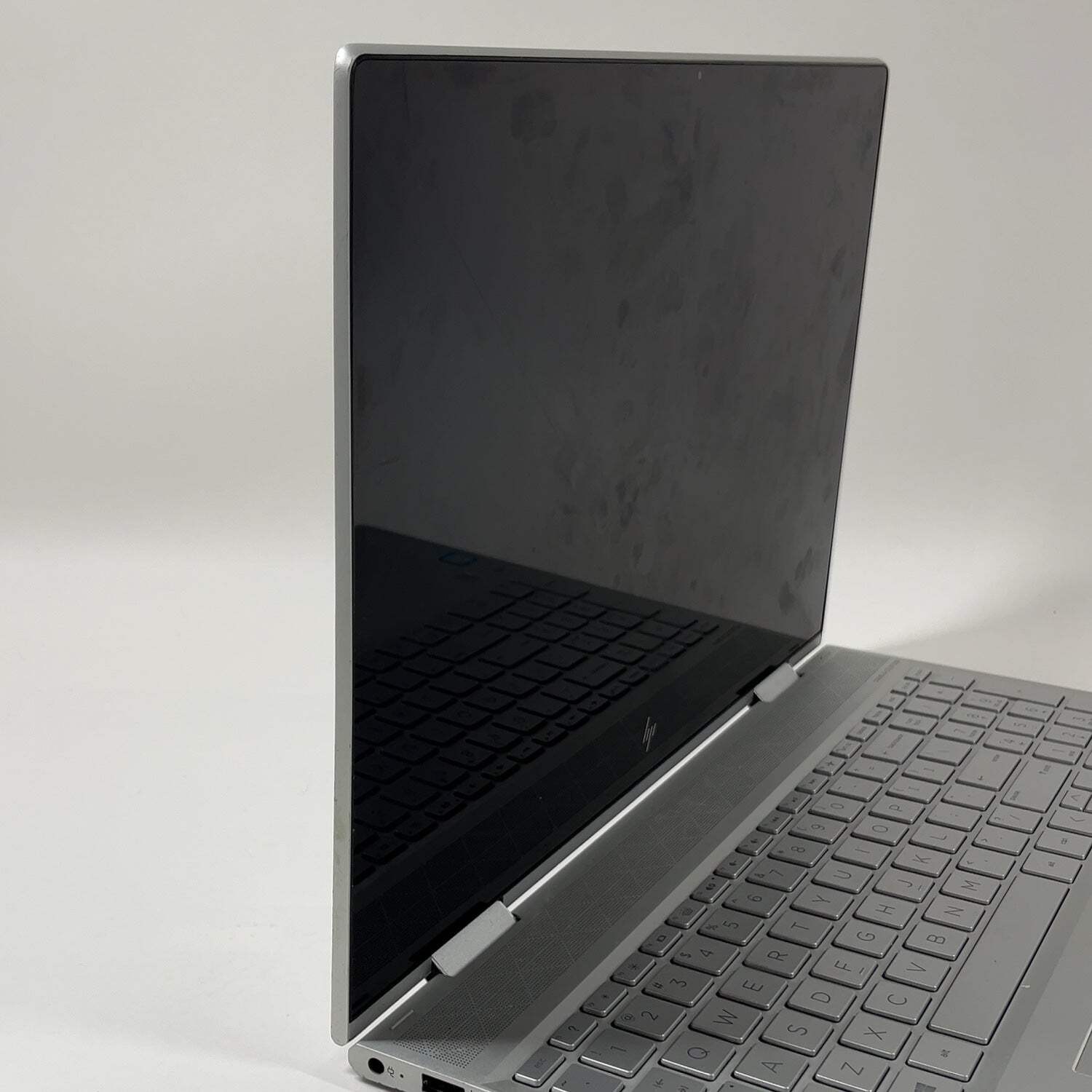 Broken HP Envy x360 15M-DR0011DX 15.6″ i5-8265U 1.6GHz 8GB RAM 256GB SSD READ