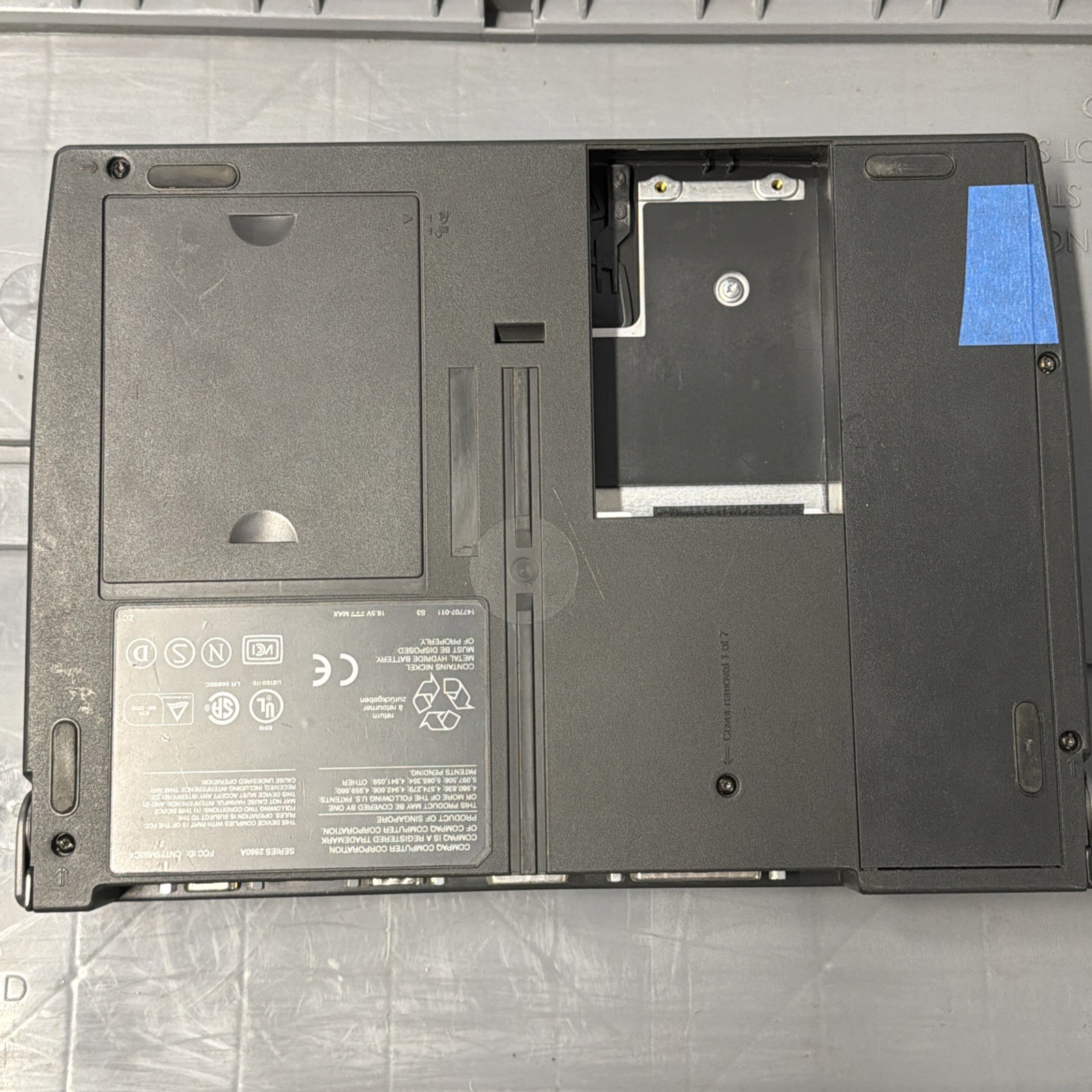 COMPAQ CONTURA 400CX 8.5″ VINTAGE PC LAPTOP SOLD AS-IS (POWERS ON)