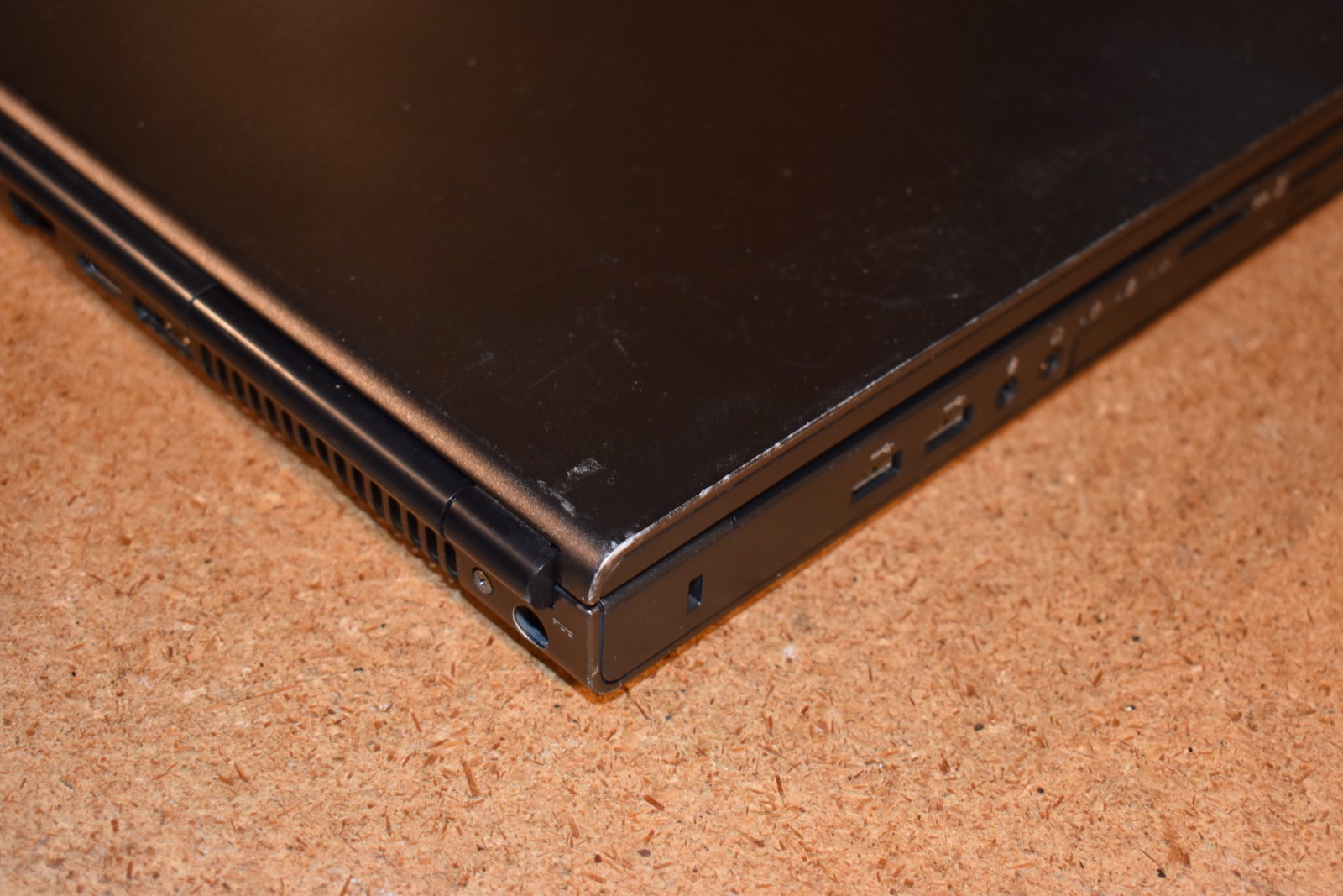 Dell Precision M6800 17″ Quad Core i5-4210M 500GB HDD Windows 7 32-bit DVD-RW