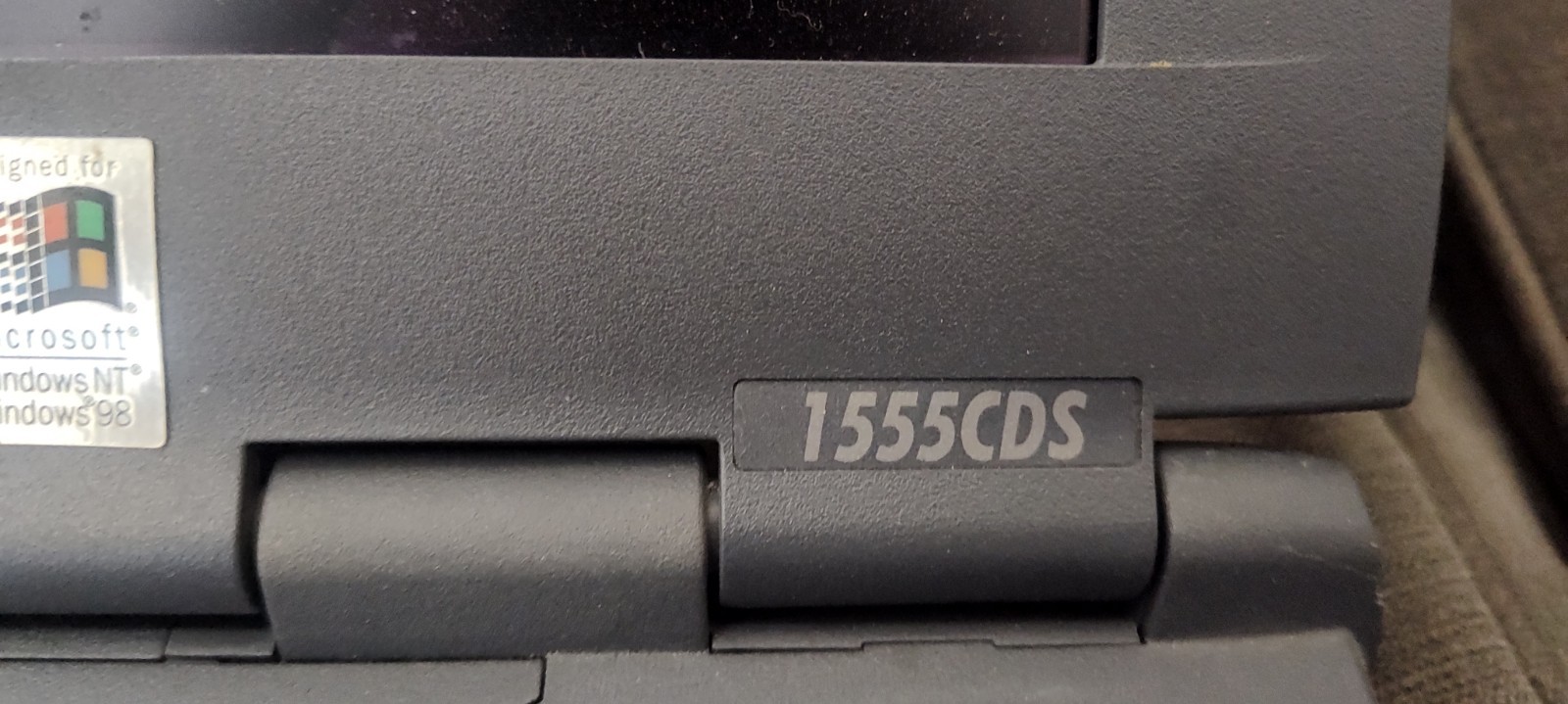 Toshiba Satellite 1555CDS Pentium 233MHz 32MB 3GB Win98 12in BROKEN, FOR PARTS