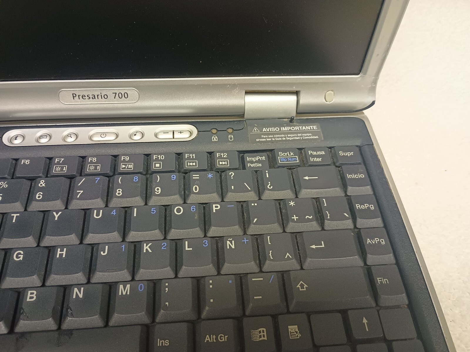 Compaq Presario 700 14.1 Inch Laptop CM2130 Model 725LA For Parts Or Repair