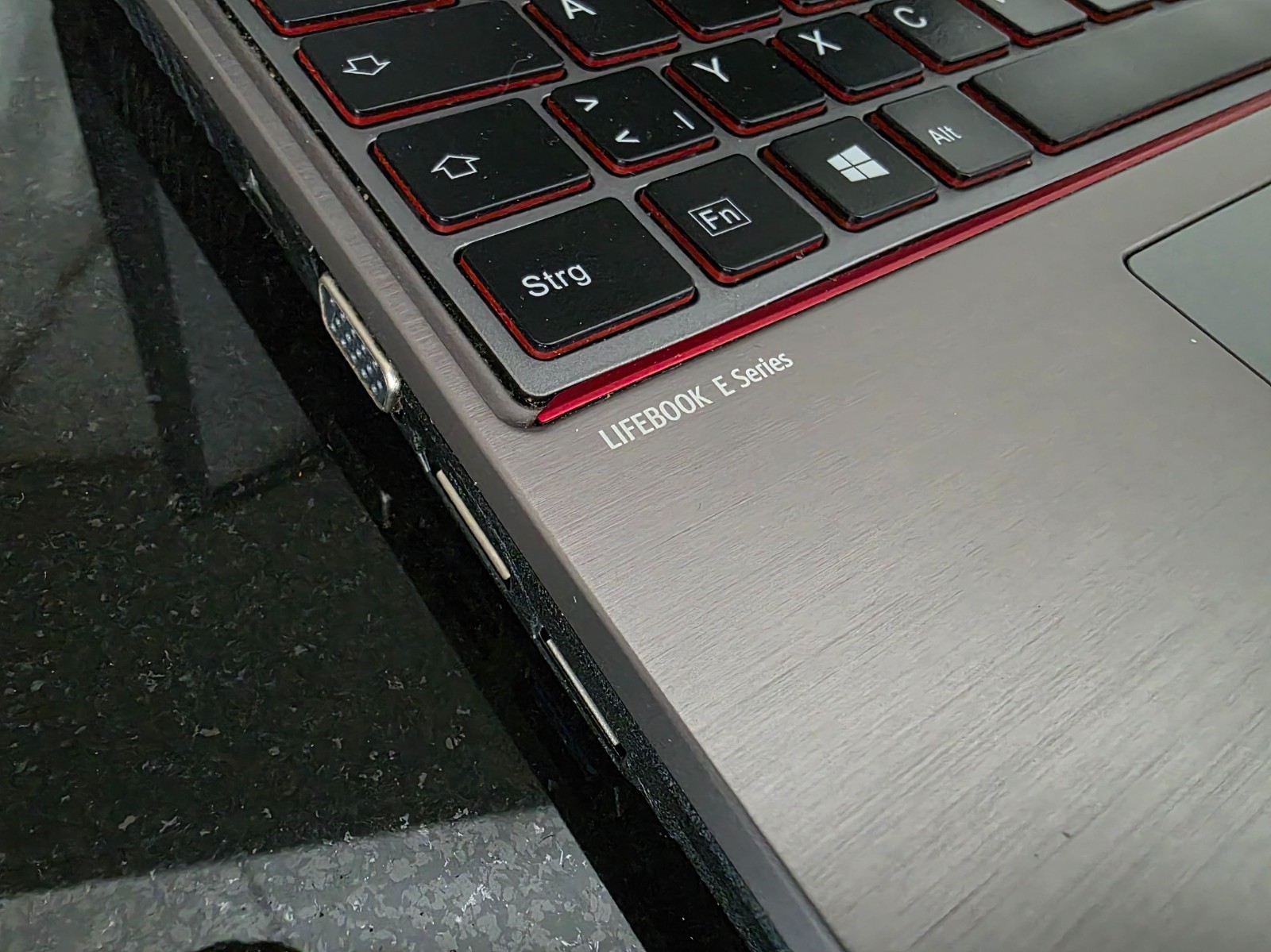 Laptop Fujitsu LifeBook e754 i5 8GB 320GB DVD-RW 15.6 inch Full HD Windows 10