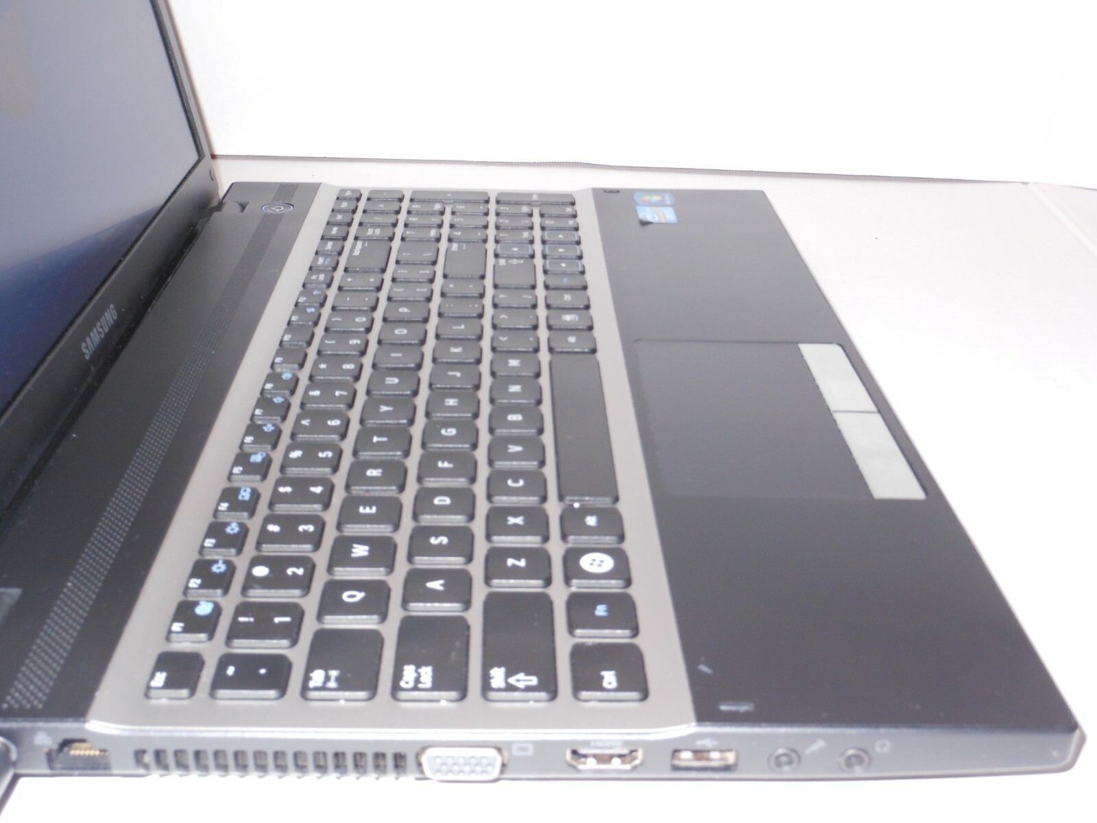 SAMSUNG NP3000V5A-A0BUS 15.6″ WEBCAM COREi7-2670QM@2.2GHz 4GB RAM 500GB HDD WIN7