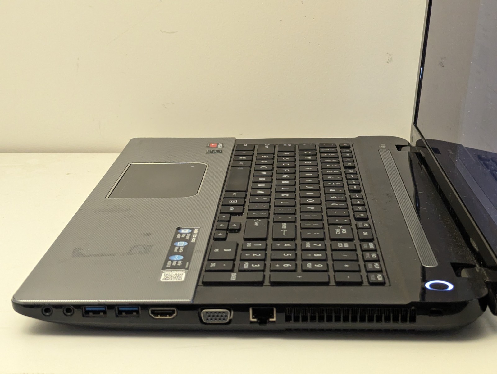 Toshiba L75D-A7283 17.3″ Laptop w/ AMD-A4 5000, 6GB RAM, 750GB HD, Win 8.1