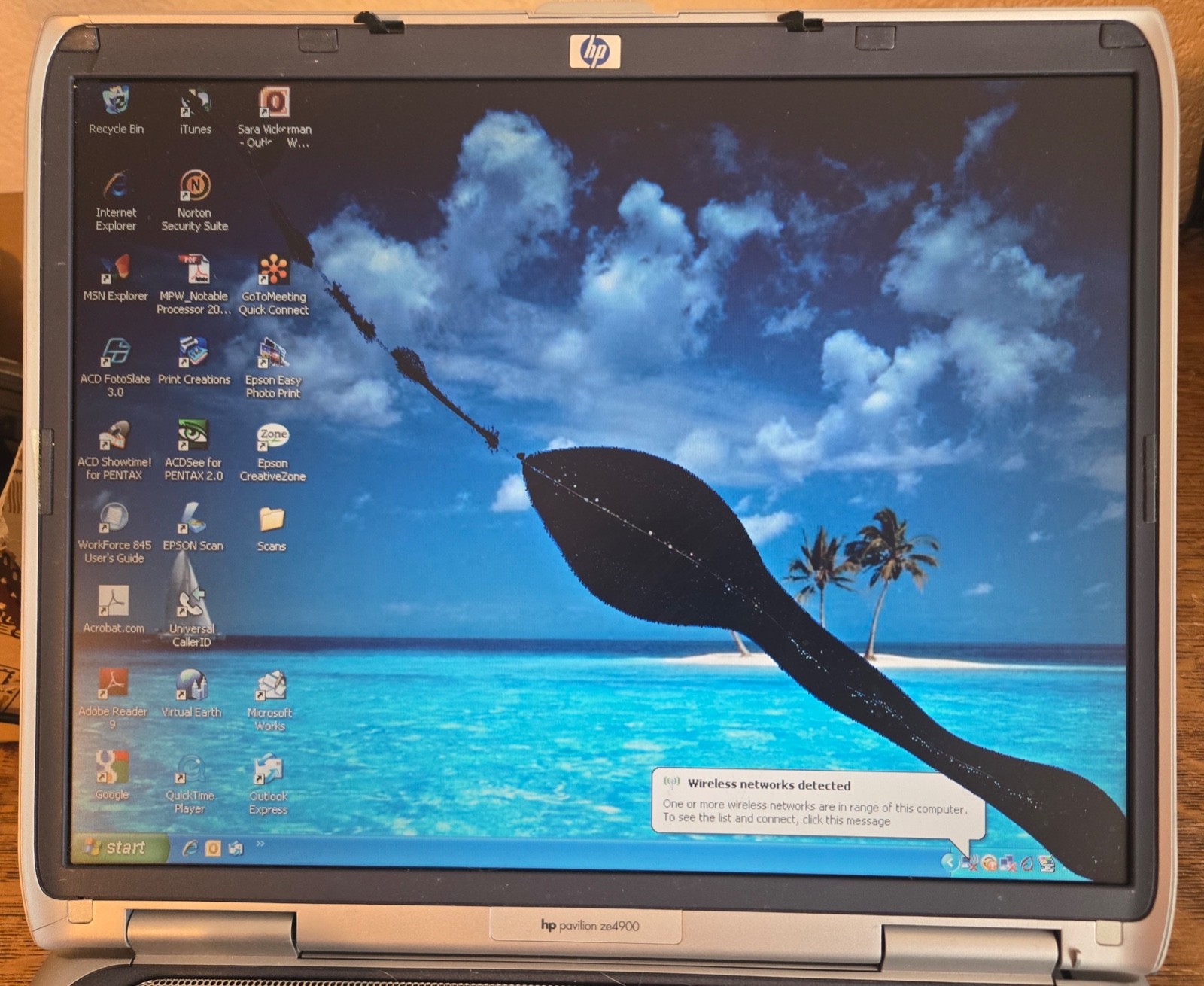 HP Pavilion ZE4910US Laptop Intel Celeron w/AC Adapter *Cracked Screen*