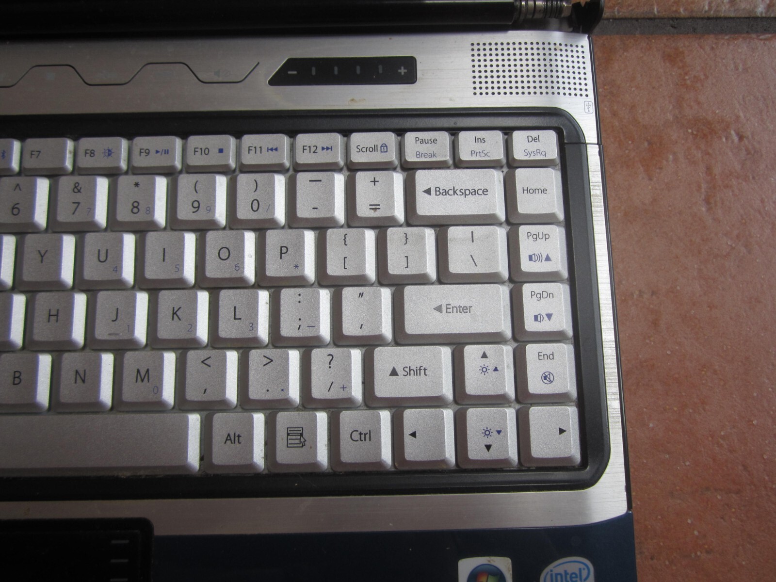 FOR PARTS – BLUE GATEWAY T-6836 W350I T-SERIES Laptop 2GBRAM NoHD BOOTS TO BIOS