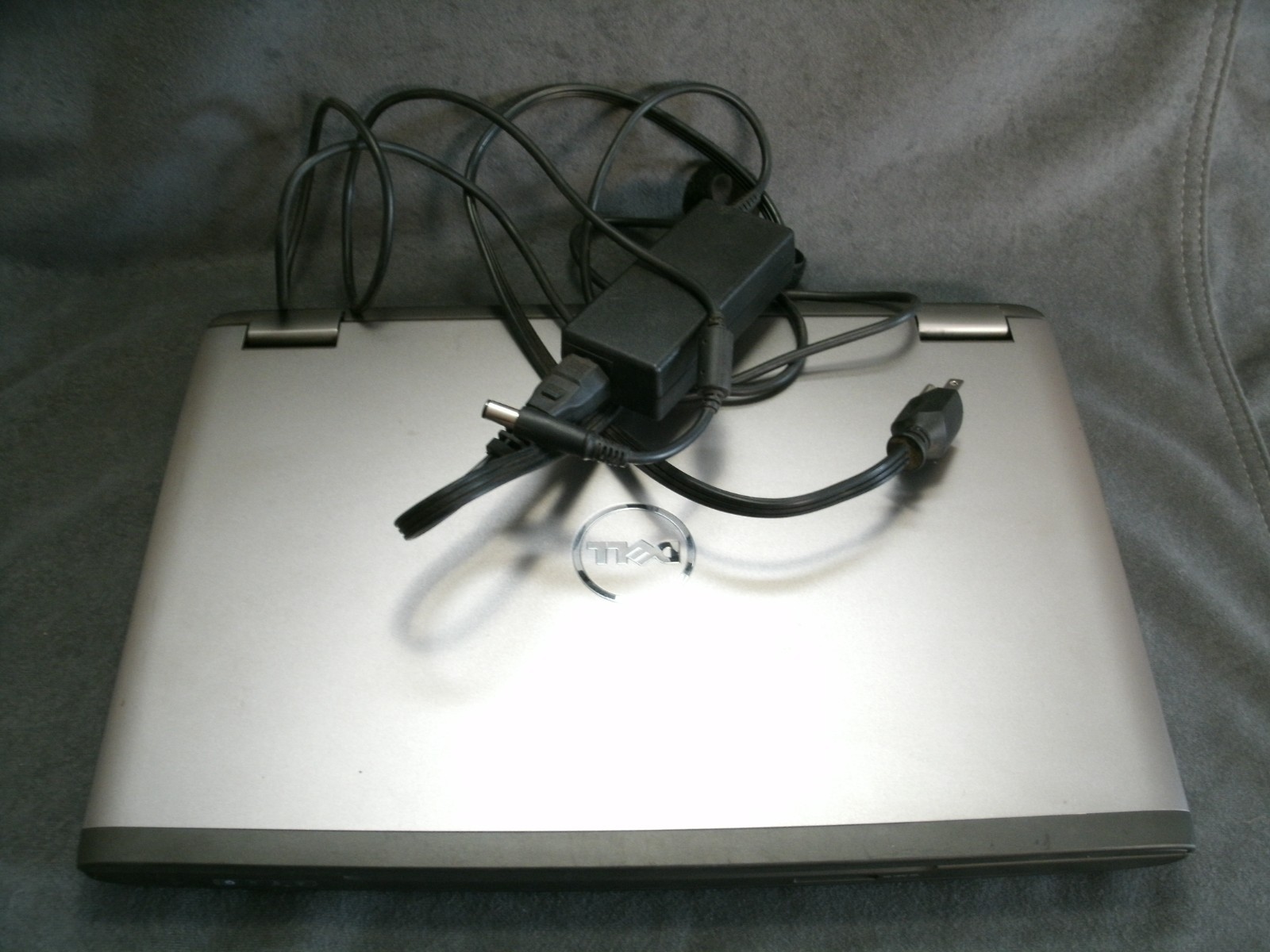 DELL Vostro 3560 Laptop Computer – Turns on – Selling For Parts – Has Charger