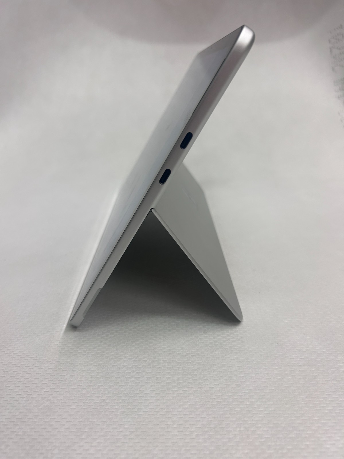 Microsoft Surface Pro 12″ 2025 – Snapdragon X Plus – Kickstand issue, No Acc