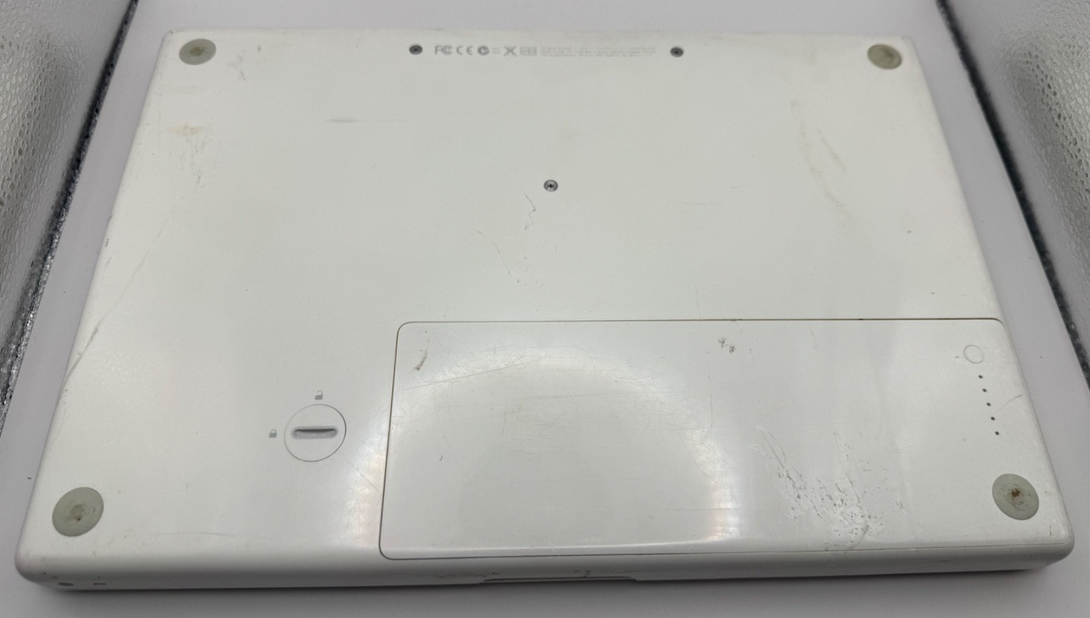 Apple 1st Gen MacBook A1181 – for Parts – No HD