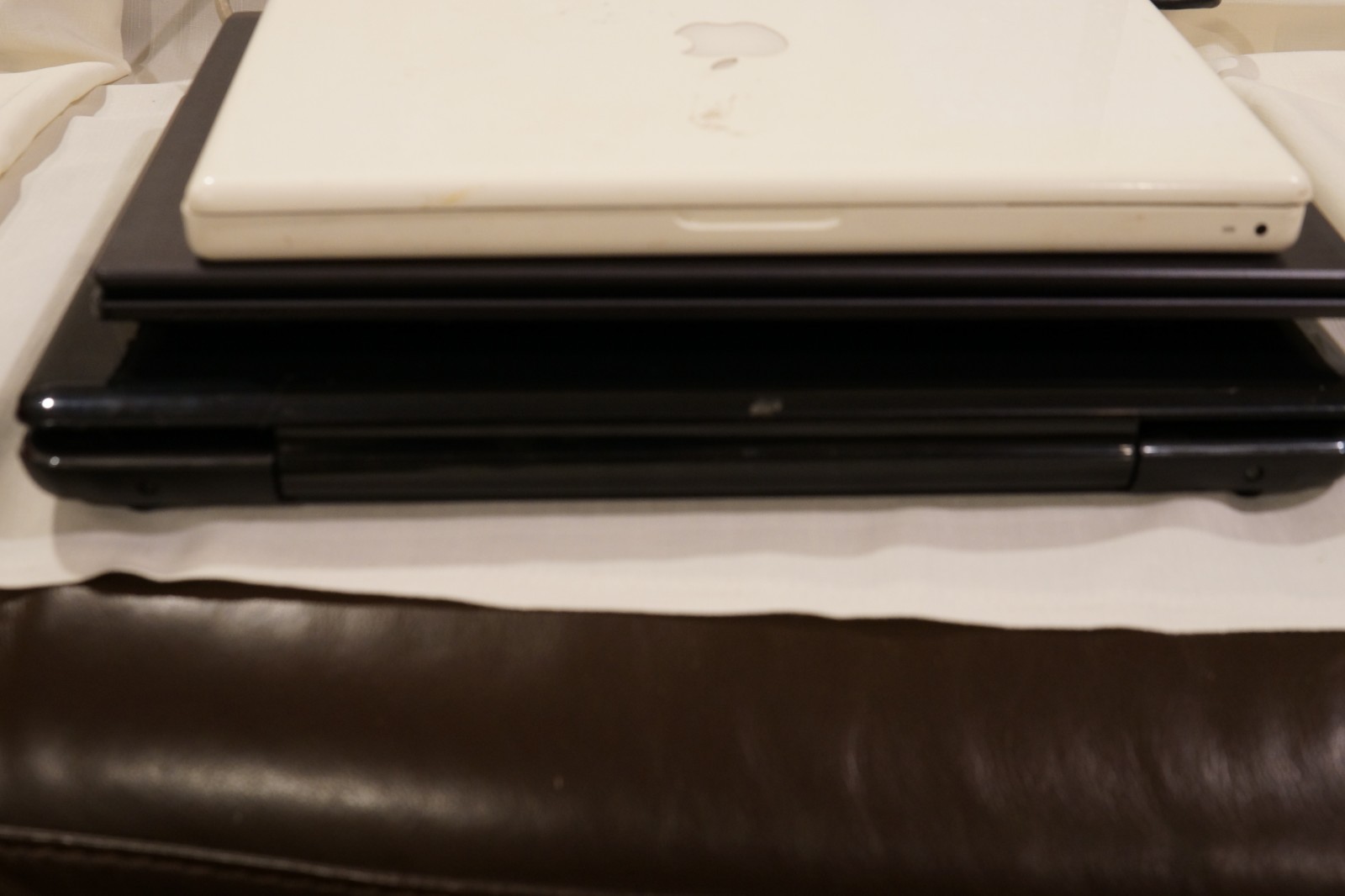 Lot of Laptops for parts. MacBook A1181, Toshiba P300D, Clevo W650SH