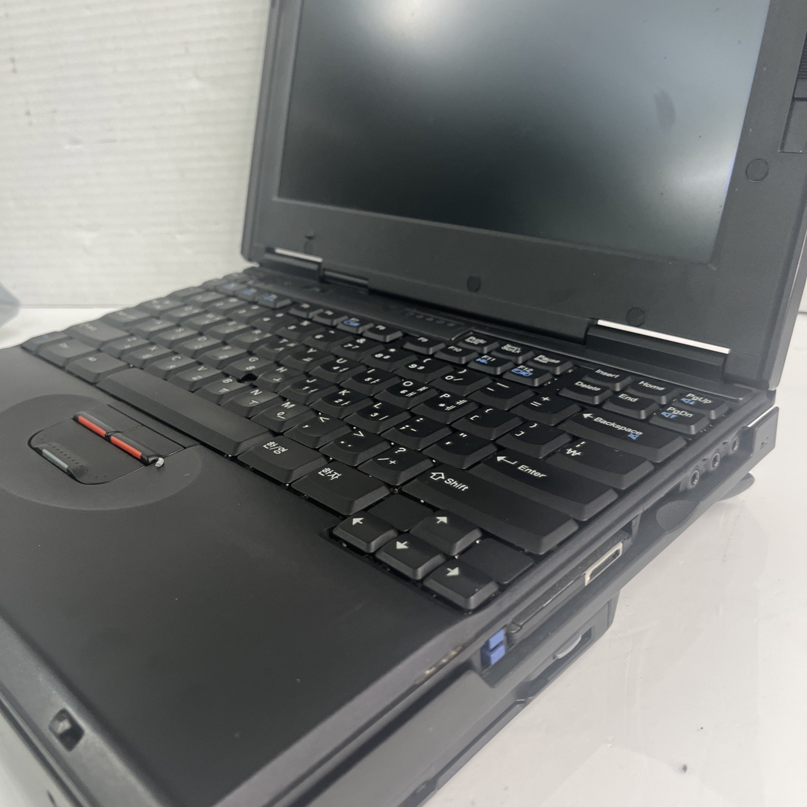 VINTAGE IBM ThinkPad 570 13″ Intel Pentium 2 + DOCKING STATION