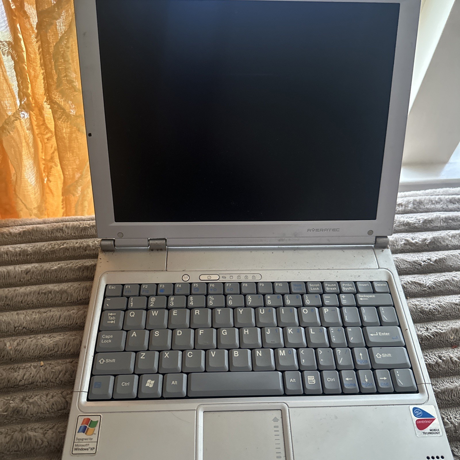 averatec laptop E-1200 With DVD Player No Charger See Description