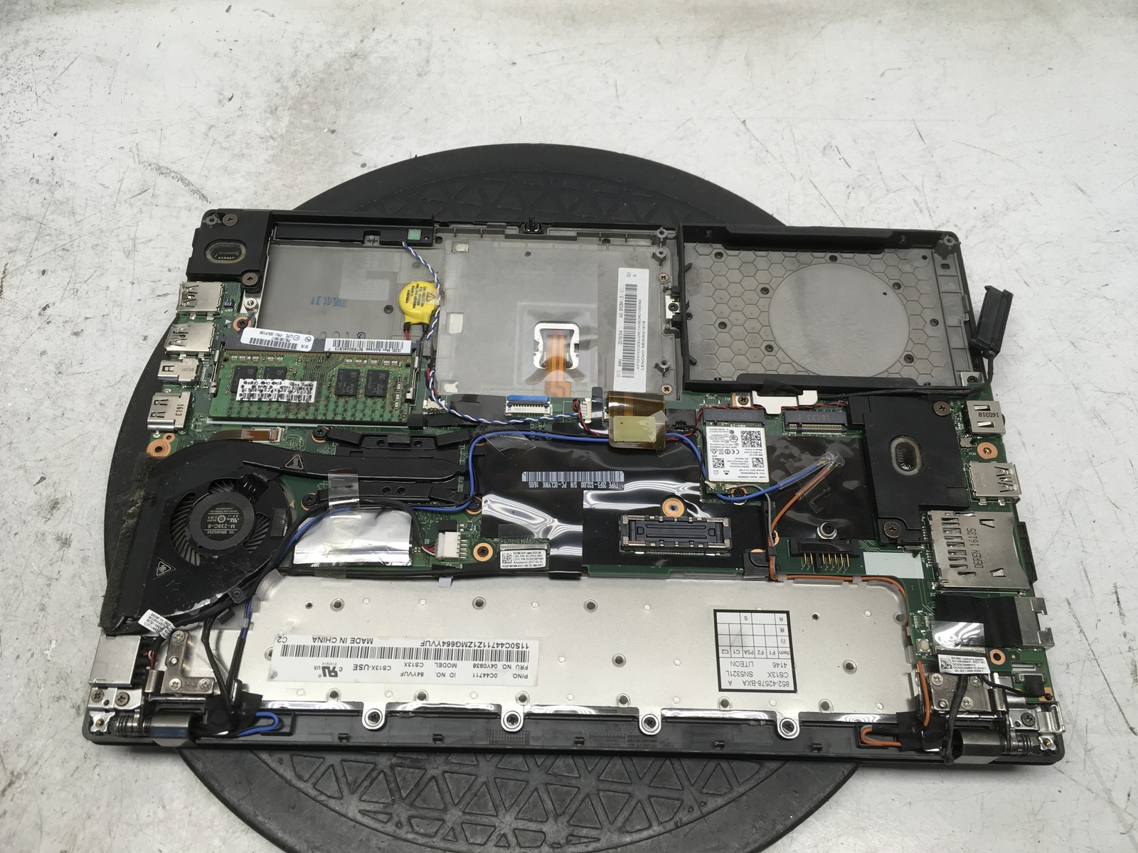 Lenovo ThinkPad X260 Intel i5-6300U 2.4GHz 8 GB NO HDD No Batt
