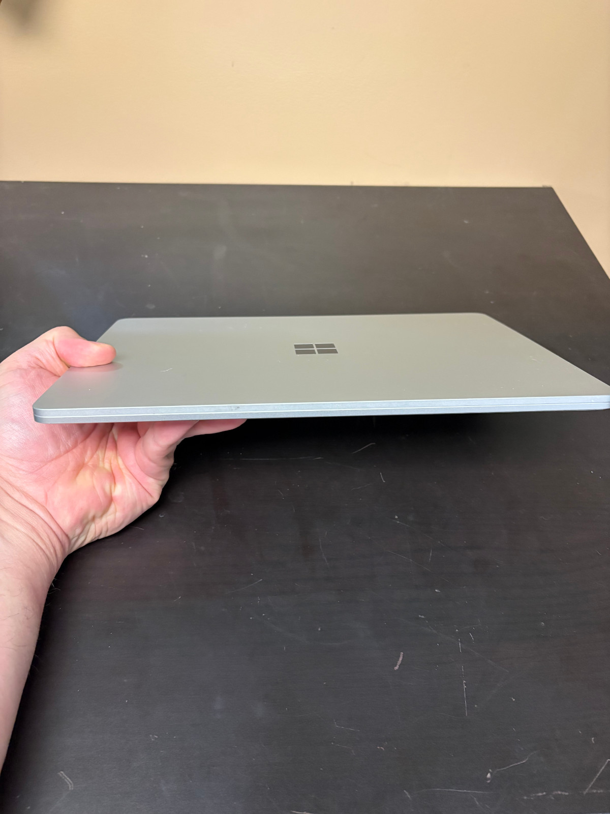Microsoft Surface Laptop 7 13.5″ Platinum Snapdragon X Plus/ 16GB RAM/ 256GB SSD