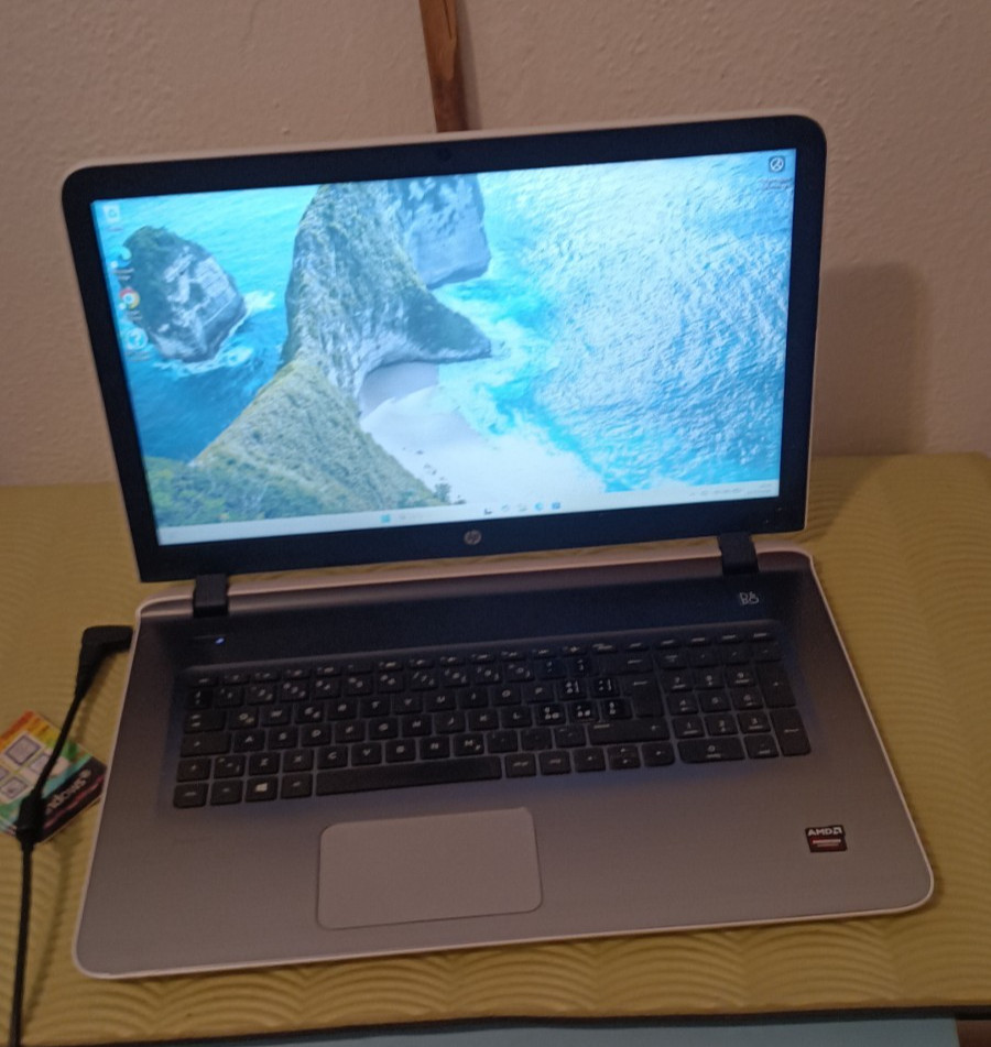 HP 17-g1115NG 17.3″ 1600X900 AMD A10-8700p 10CORE 8gb 256gb NVME AMD r7 2GB