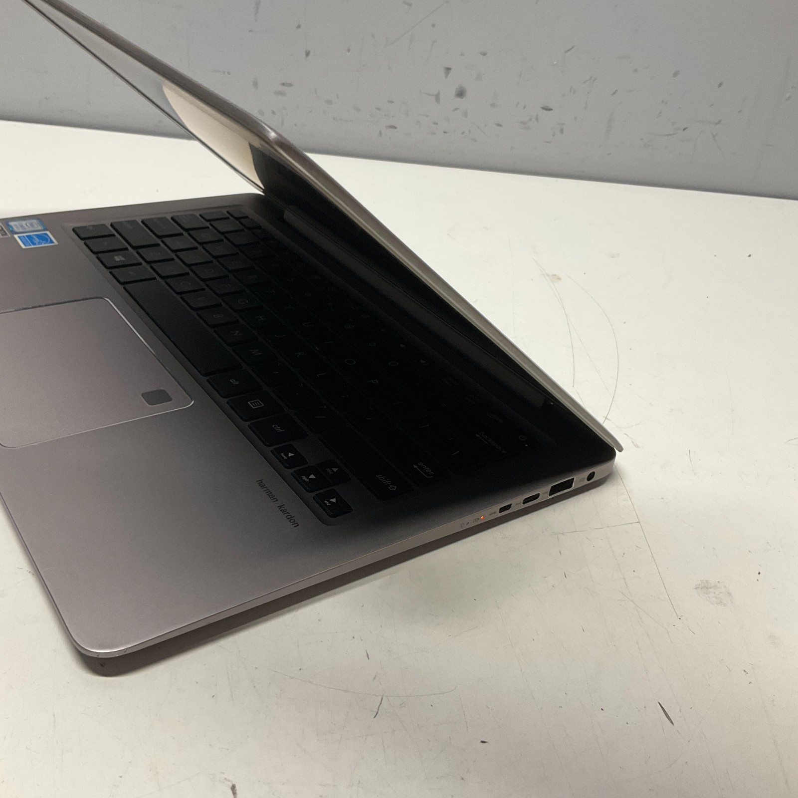 ASUS Notebook UX330UAK 13.3″ Laptop i5-7200U @ 2.50 GHz 8GB 128GB SSD Win 10 Pro