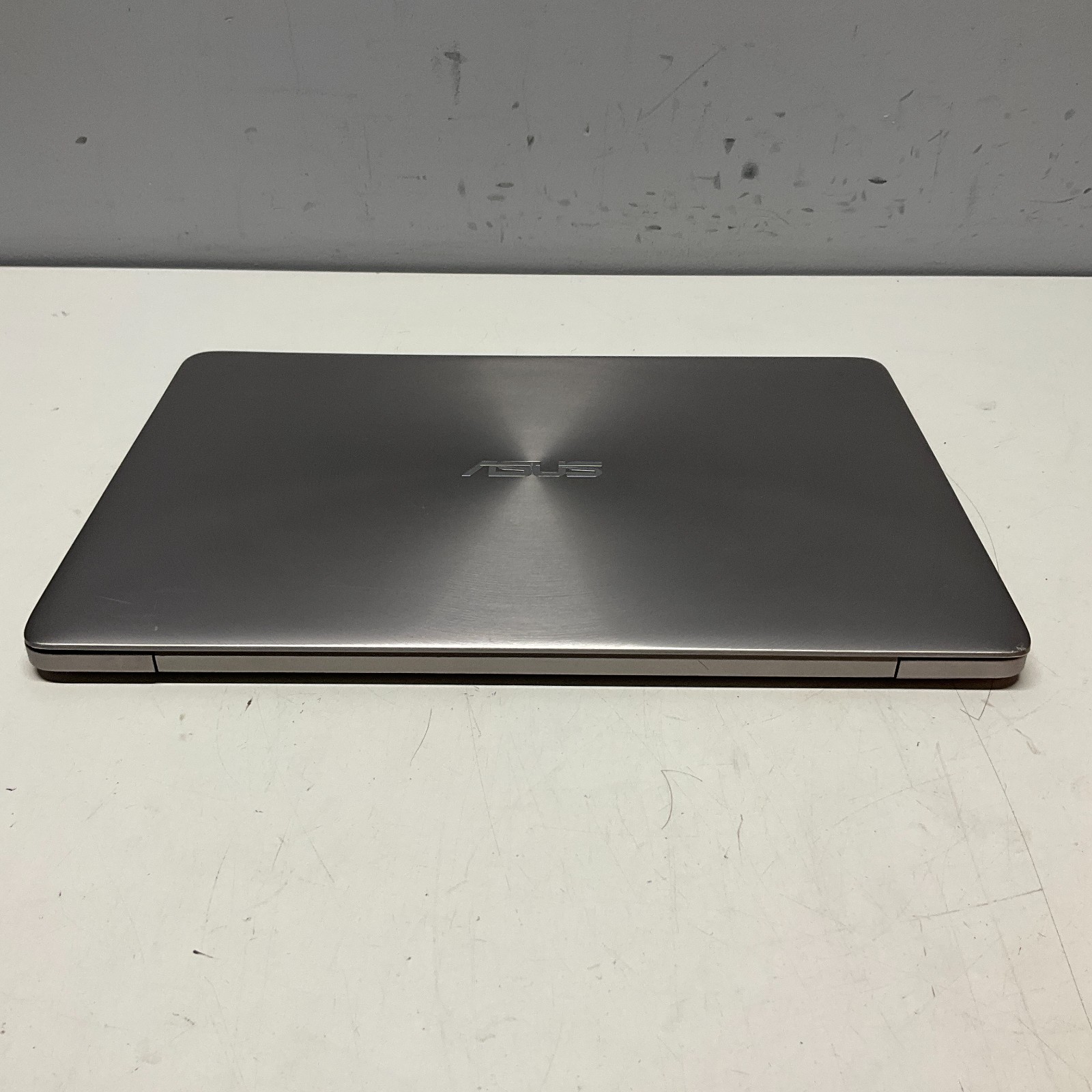 ASUS Notebook UX330UAK 13.3″ Laptop i5-7200U @ 2.50 GHz 8GB 128GB SSD Win 10 Pro