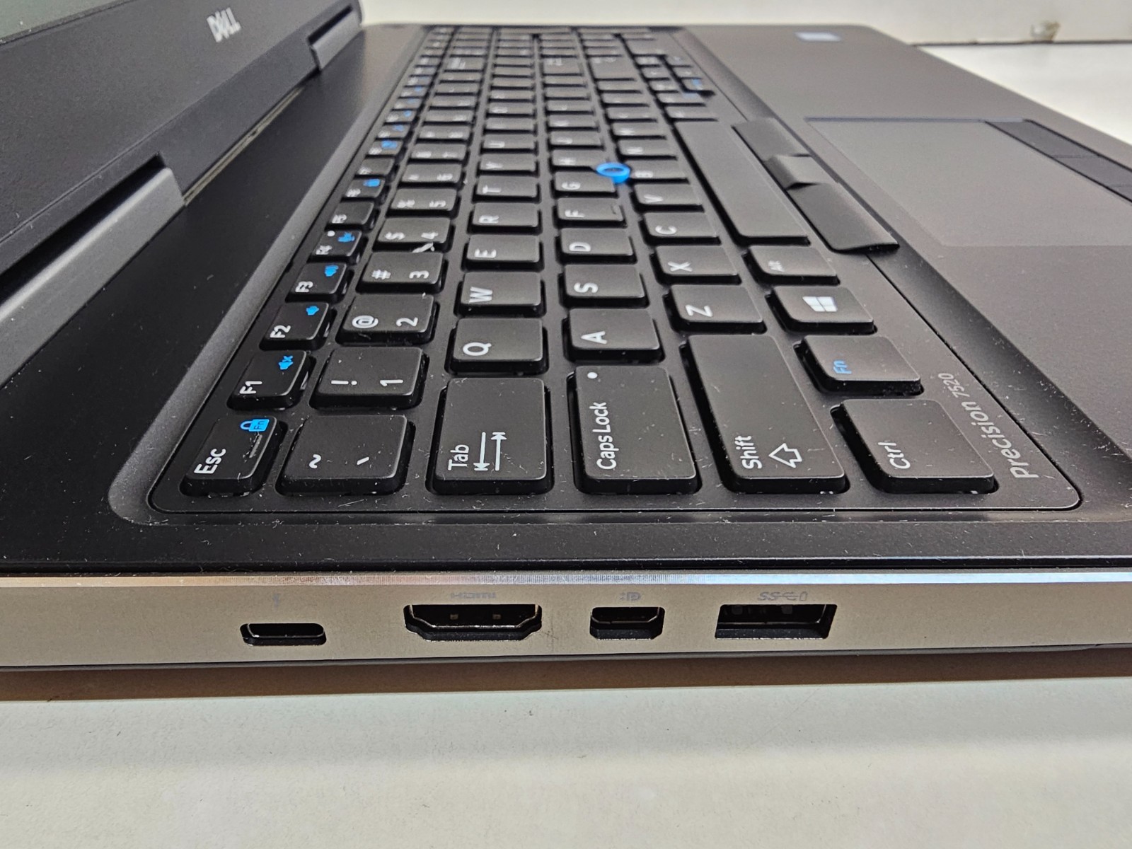 Dell Precision 7520 Laptop – 2.9 GHz i7-7820HQ 16GB 256GB SSD M1200 15.6″