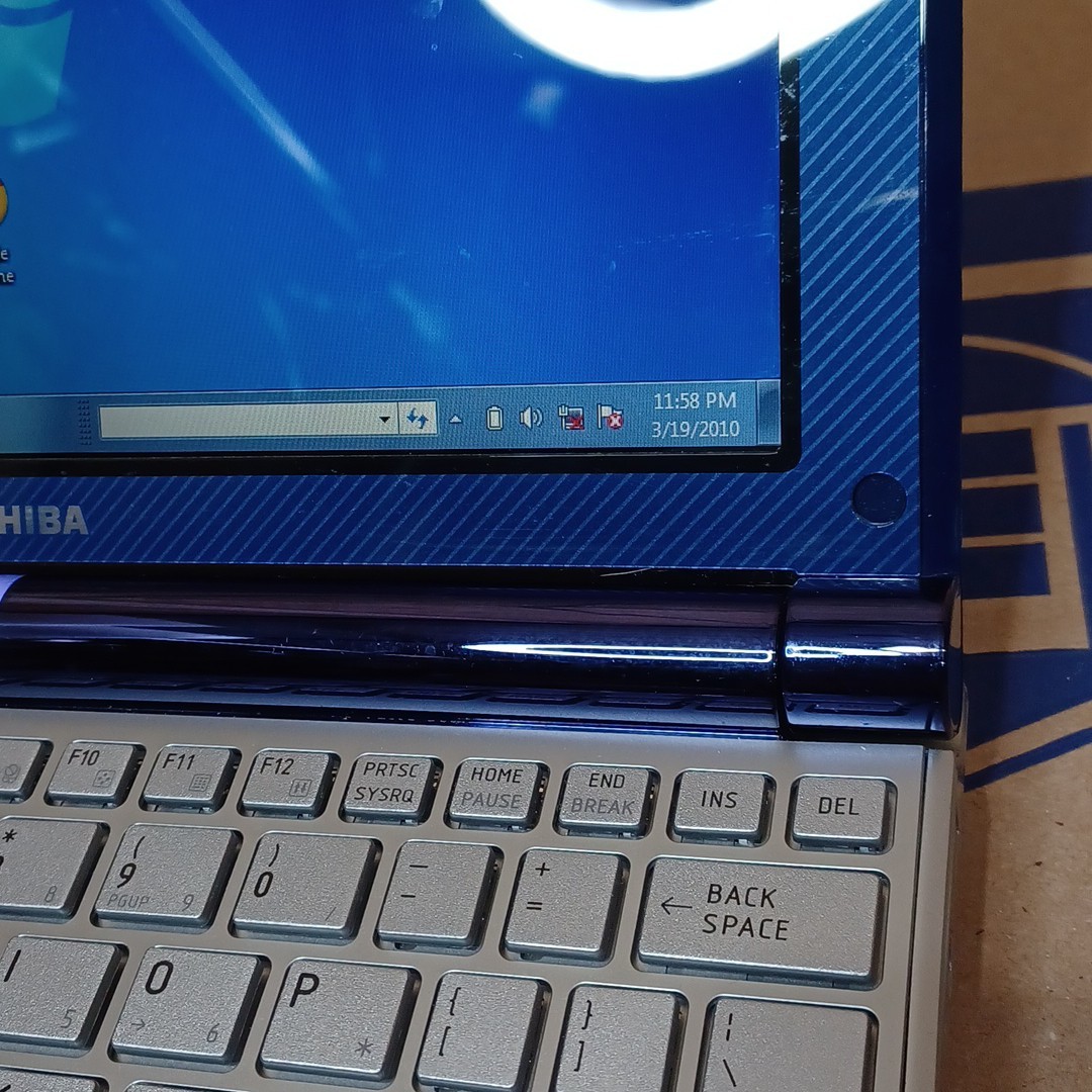 Toshiba Mini NB305 10.1in. (Intel Atom, 2GB) Netbook -Windows 7 Version Blue