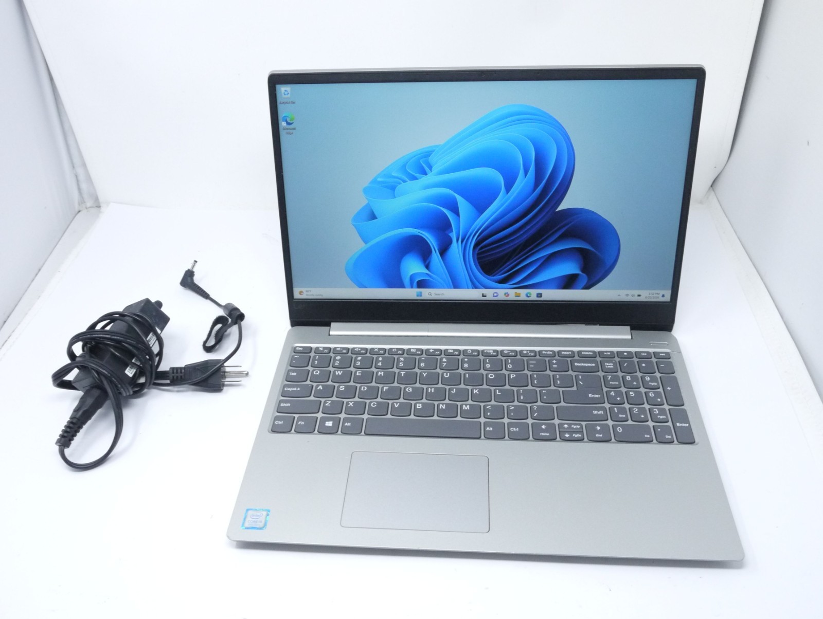 Lenovo IdeaPad 330s-15IKB 15.6″ Laptop – Core it-8250U / 4GB / 128GB SSD / Win11