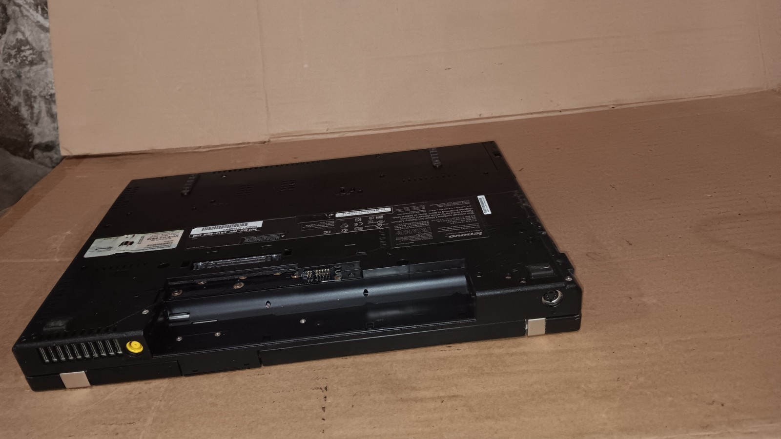 IBM Lenovo ThinkPad R61i Laptop 15.4″ LCD Screen Type 8932-9WU For parts
