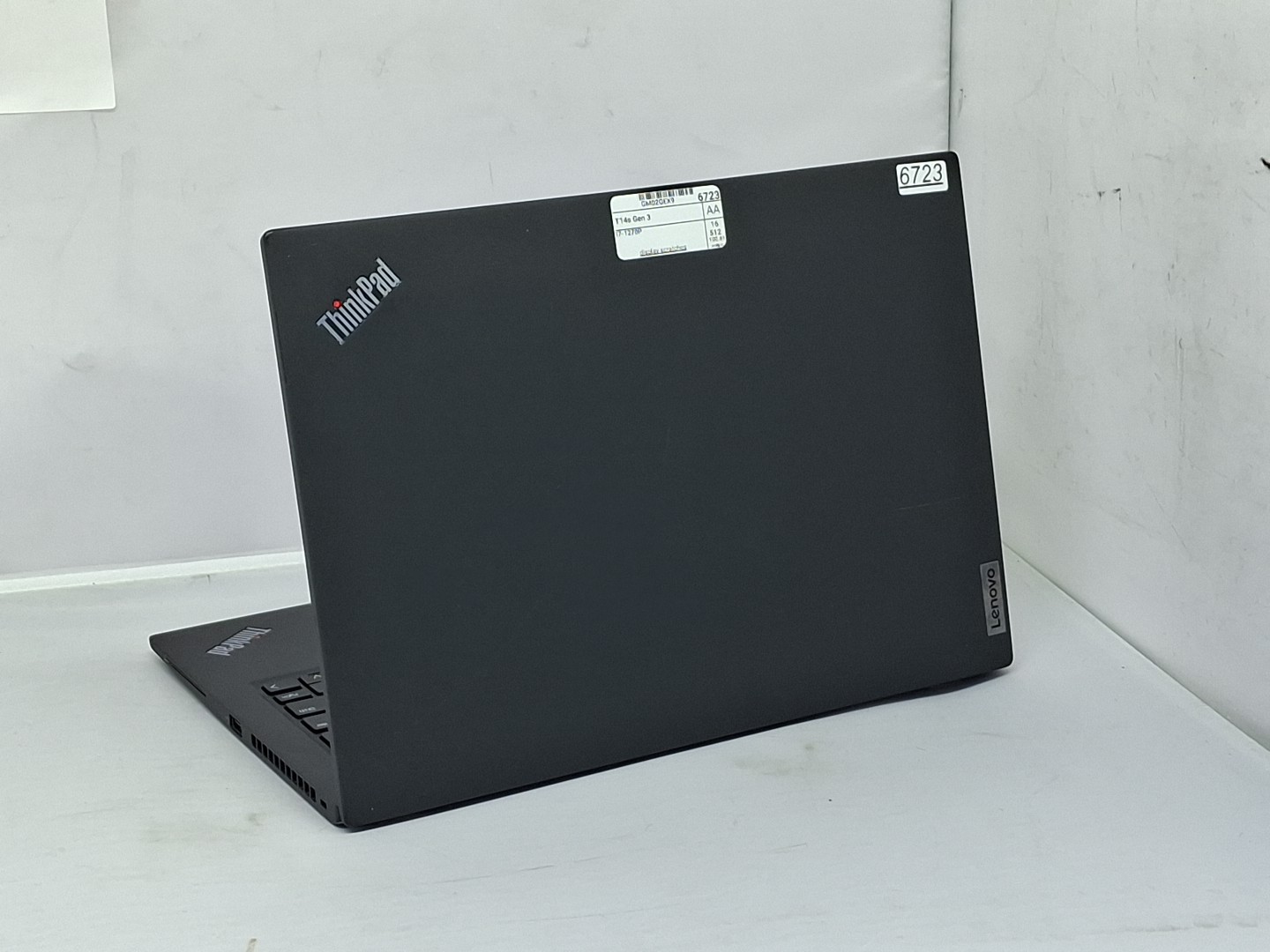 Lenovo ThinkPad T14s Gen 3 – i7-1270P – 16GB, 512GB, Windows 11 – tiny scratch