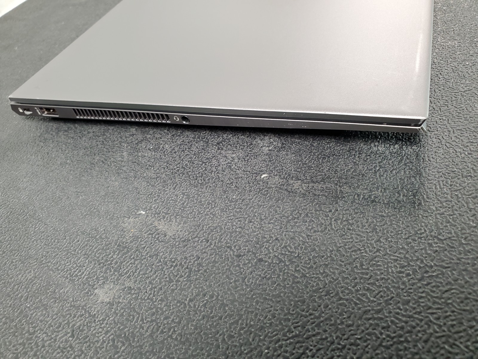 HP ZBook Studio G7 i7-10850H 2.7GHz 32GB DDR4 1TB M.2 NVMe Quadro T2000 Laptop