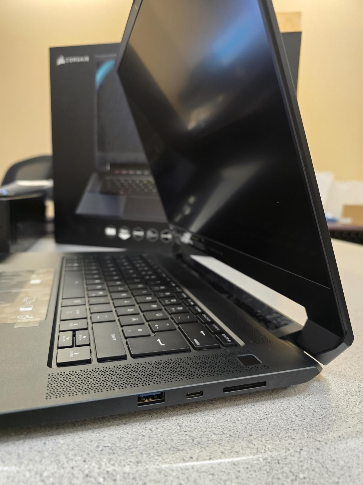 Corsair Voyager A1600 16” 1TB AMD Ryzen 7 16GB RAM Gaming Laptop- German Layout