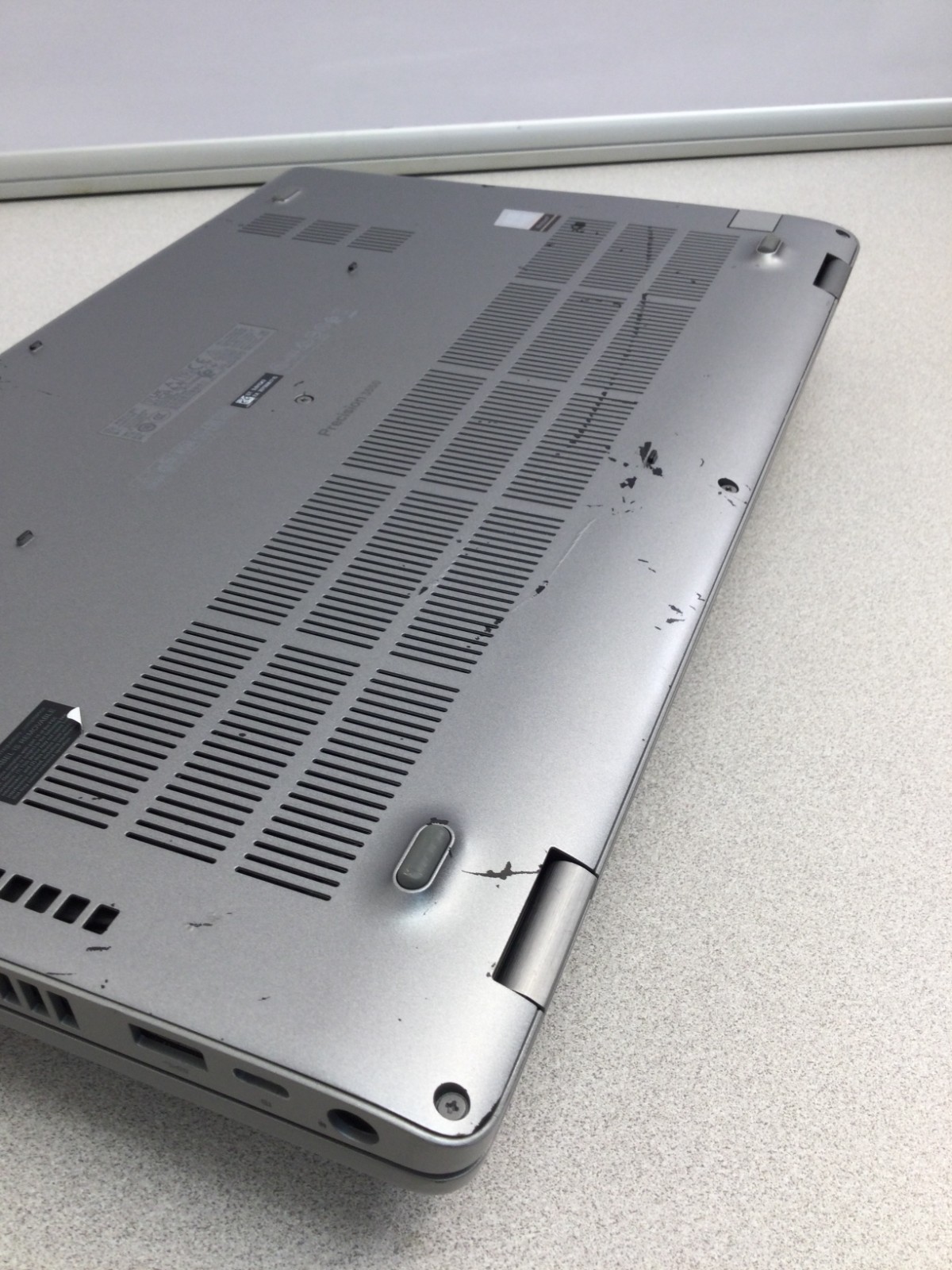 Dell Precision 3550 15.6” core i5 10th gen 1.70GHz 8GB 256GB SSD WIN 11 PRO