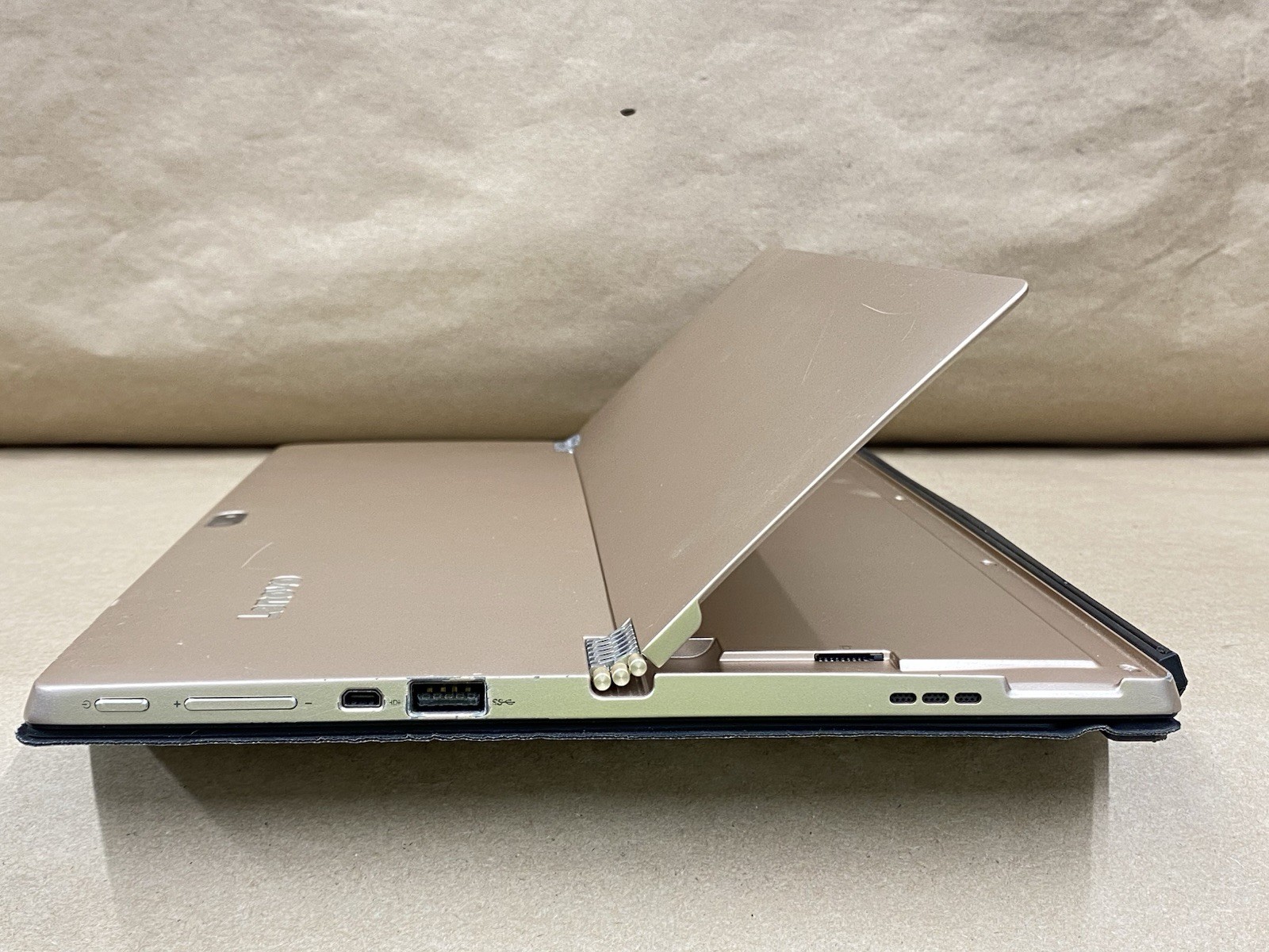 Lenovo 80QL – 12″ 2160*1440 – m5-6Y54 – 4GB – 128GB SSD – Win 10 Pro