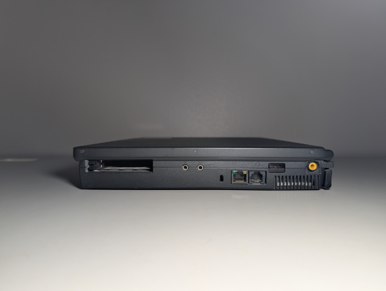 15″ Compaq Armada | Pentium III 512MB 80GB HDD | Win 98 + XP Vintage 1999 Beauty