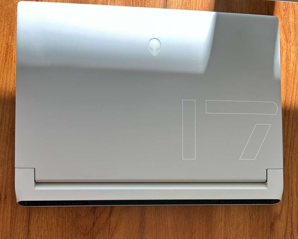Dell Alienware x17 r2 3080 i9 12900H 1080p high quality big screen 17 inch