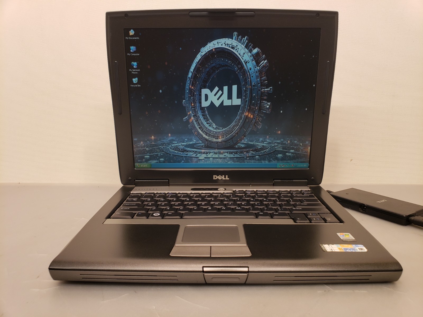 Vintage Dell Latitude D520 Laptop 14″ Core2 Duo 1.83GHz 1.5GB 320GB Win XP Pro