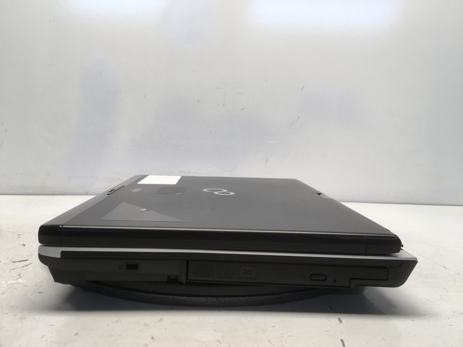 Fujitsu LifeBook T900 Intel I5-M520 2.4GHz 2 GB NO HDD No Batt