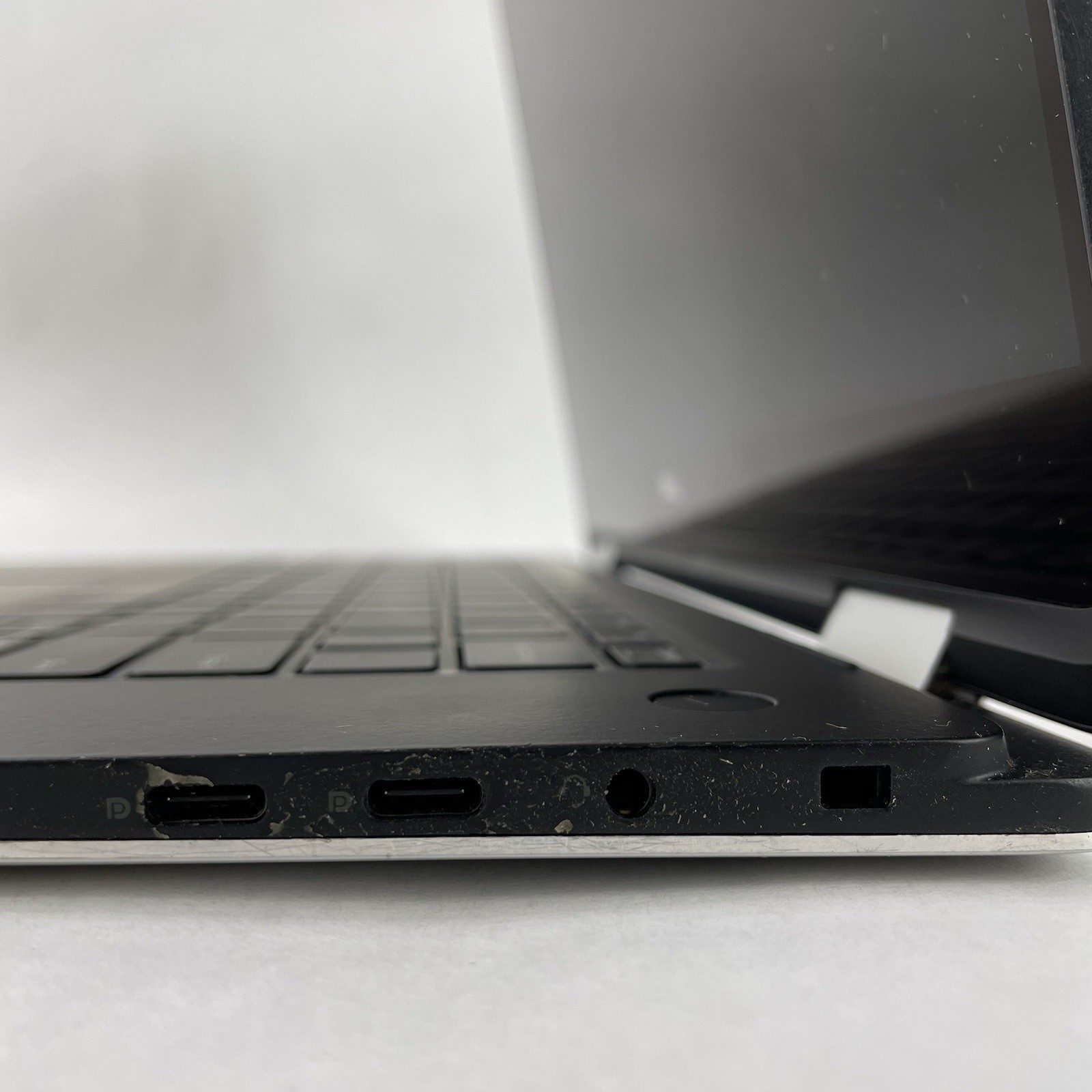 Dell XPS 15 9575 2-in-1 15.6″ i5-8305G 2.80 GHz 8 GB RAM No SSD/OS/AC/Battery
