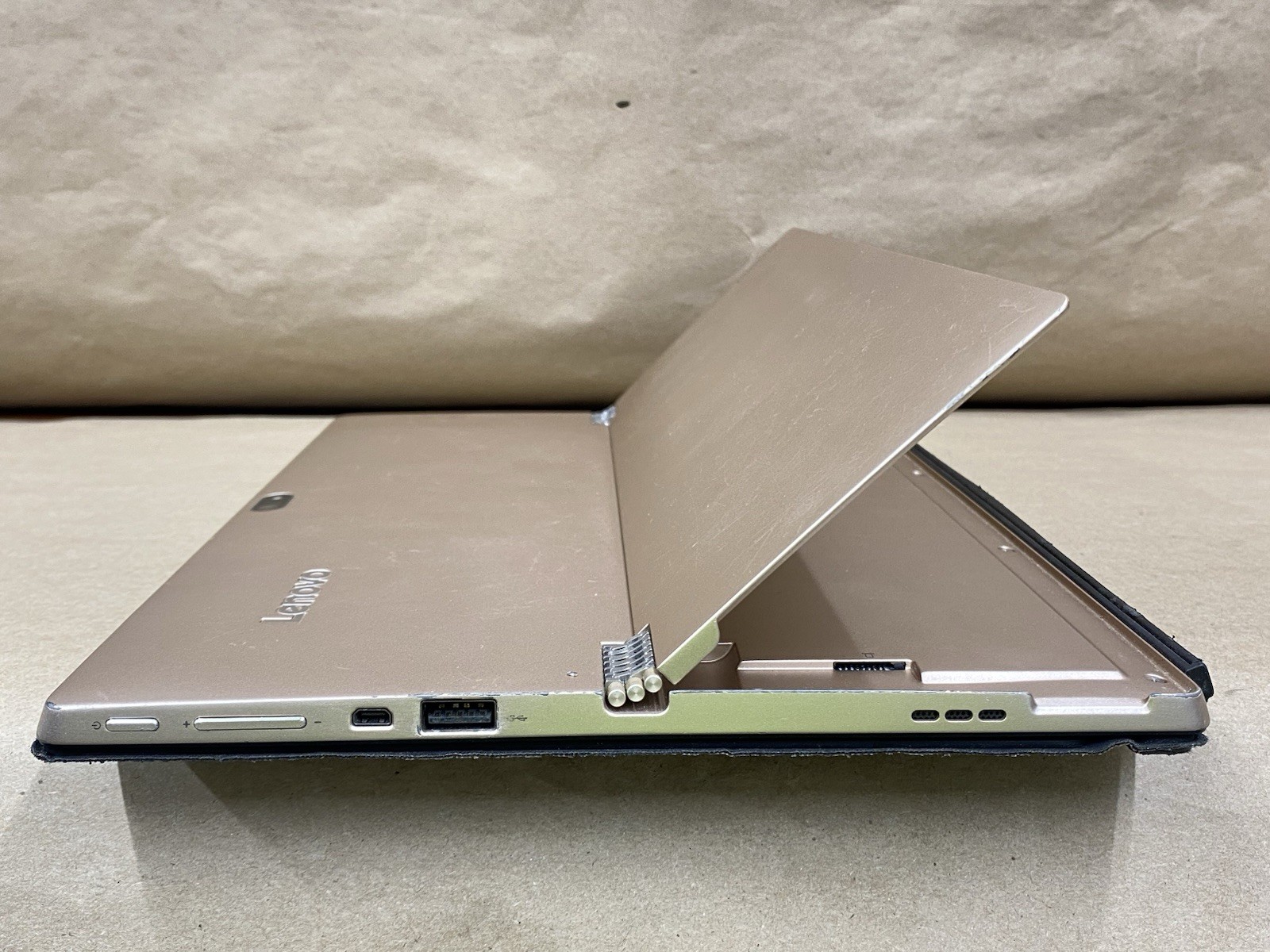 Lenovo 80QL – 12″ 2160*1440 – m5-6Y54 – 4GB – 128GB SSD – Win 10 Pro