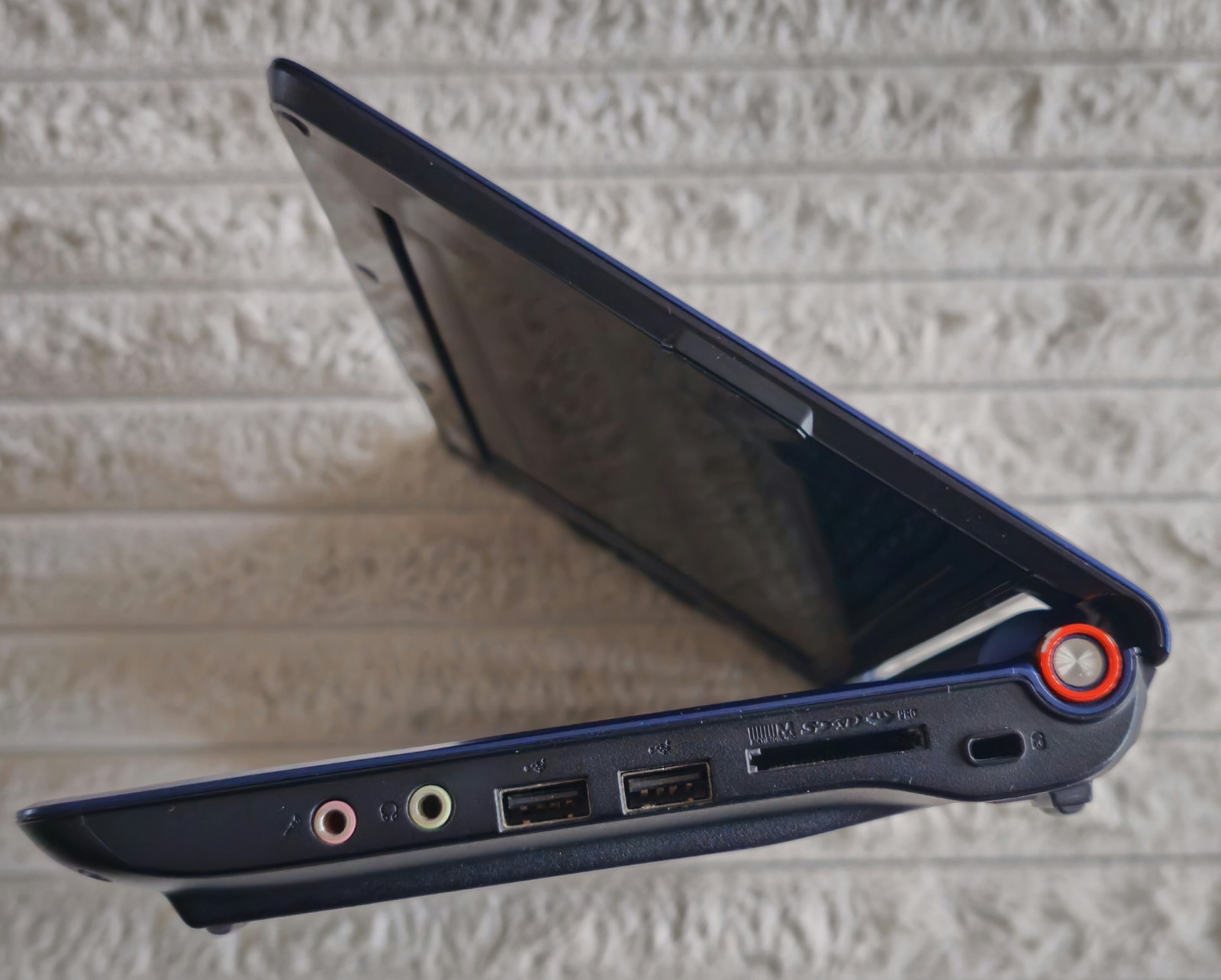 Acer Aspire One ZG5 Netbook Intel Atom Windows XP Portable + Charger – Working