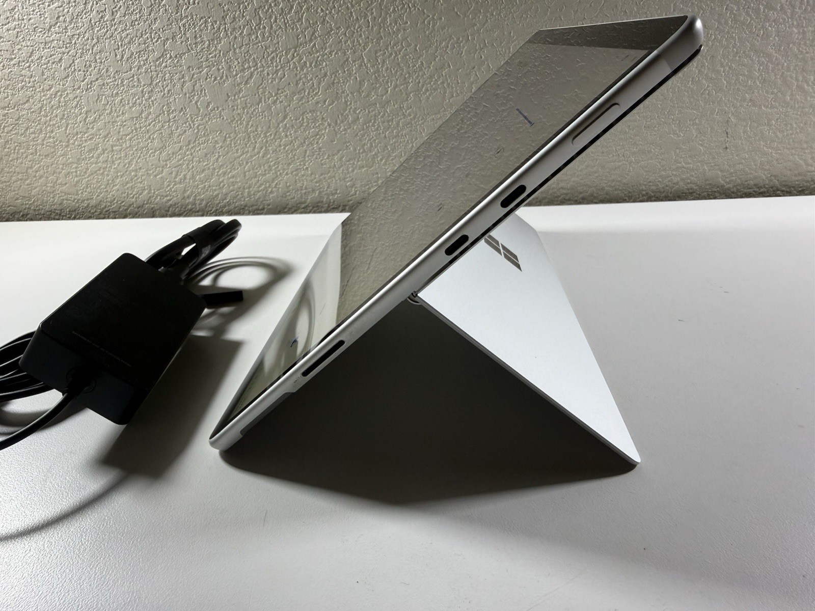 Microsoft Surface Pro 8 (1982) i5-1145G7 – 16GB RAM – 256GB 120Hz – Win 11 Pro