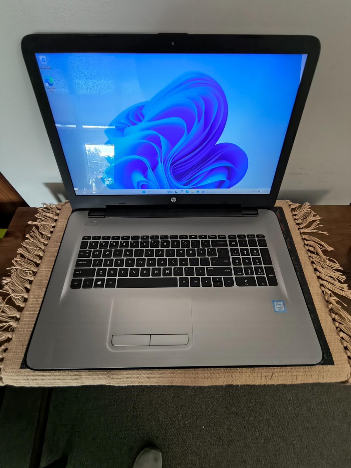 HP 17-x061nr Notebook Core i3-6100U@2.3 GHz 12GB 192GB SSD Win11Hm