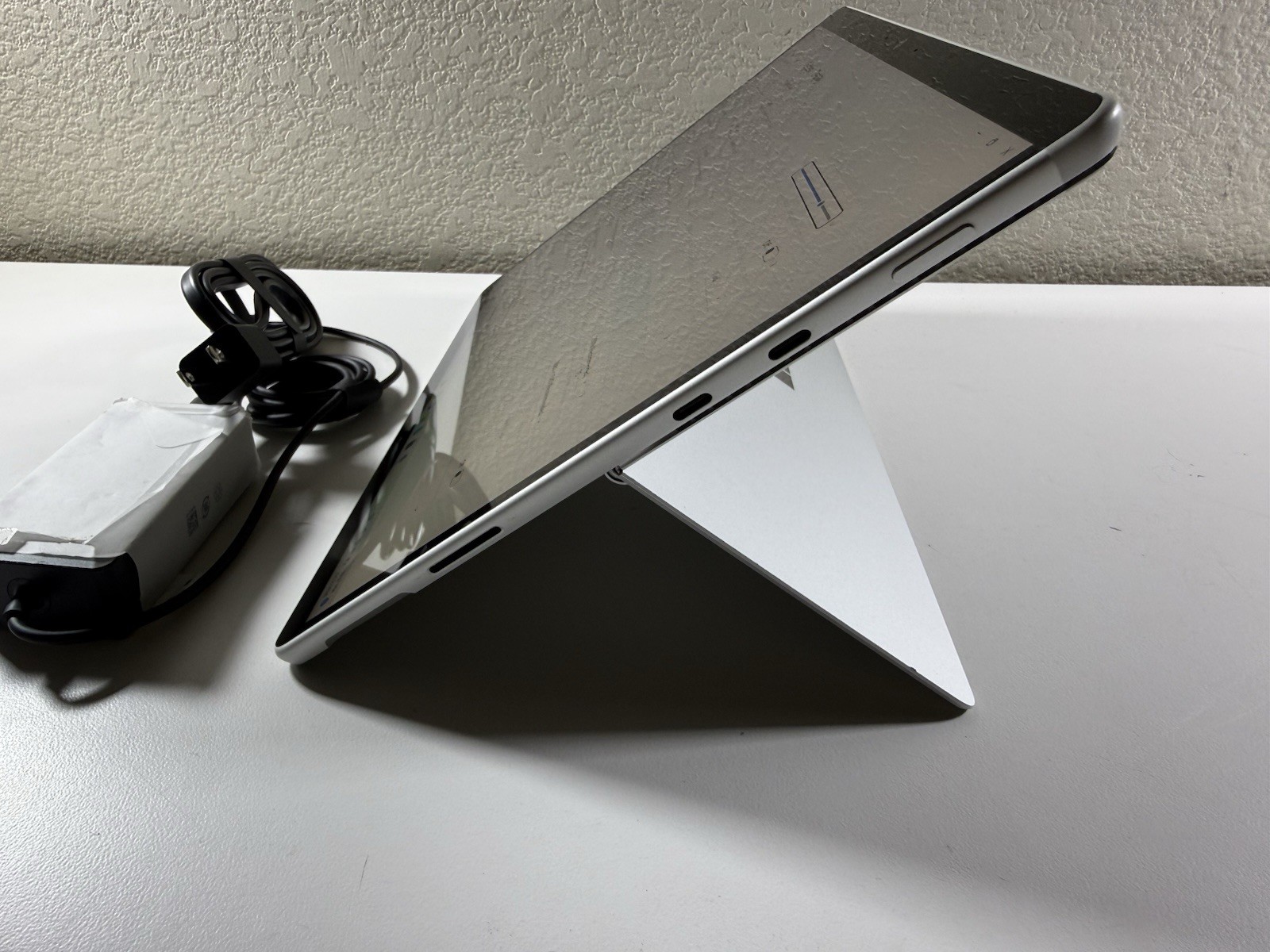 Microsoft Surface Pro 8 (1982) i5-1145G7 – 16GB RAM – 256GB 120Hz – Win 11 Pro