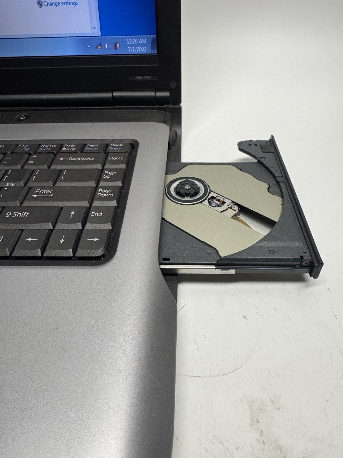 Vintage Sony Vaio PCG-8QEL Pentium Windows 7 DVD 1.25GB RAM 70GB Hard 15″