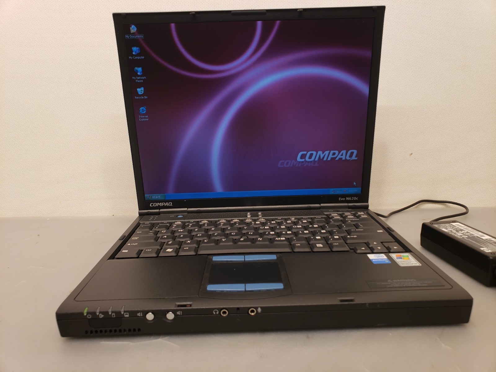 Vintage Compaq EVO N620C Laptop Pentium M 1.4GHz 512MB 40GB WinXP Pro SP3