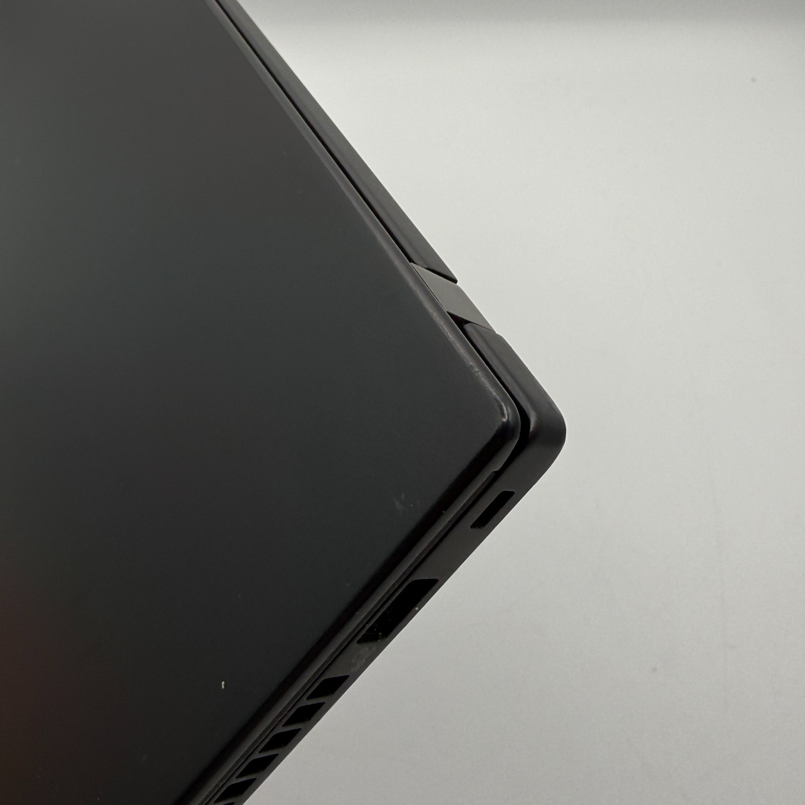 Lenovo ThinkPad T490s 14″ i7-8565U 16GB RAM 256GB SSD Win11 Pro Fingerprin Fair