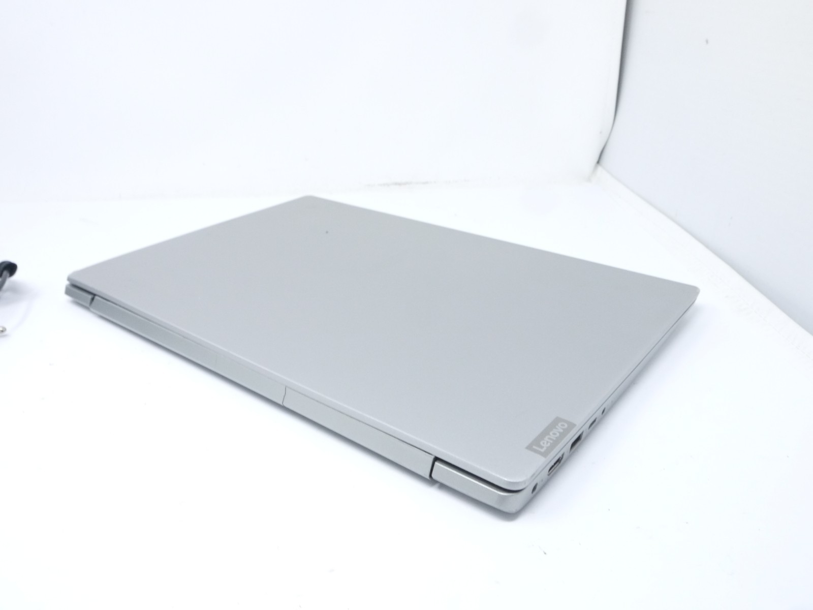Lenovo IdeaPad 330s-15IKB 15.6″ Laptop – Core it-8250U / 4GB / 128GB SSD / Win11