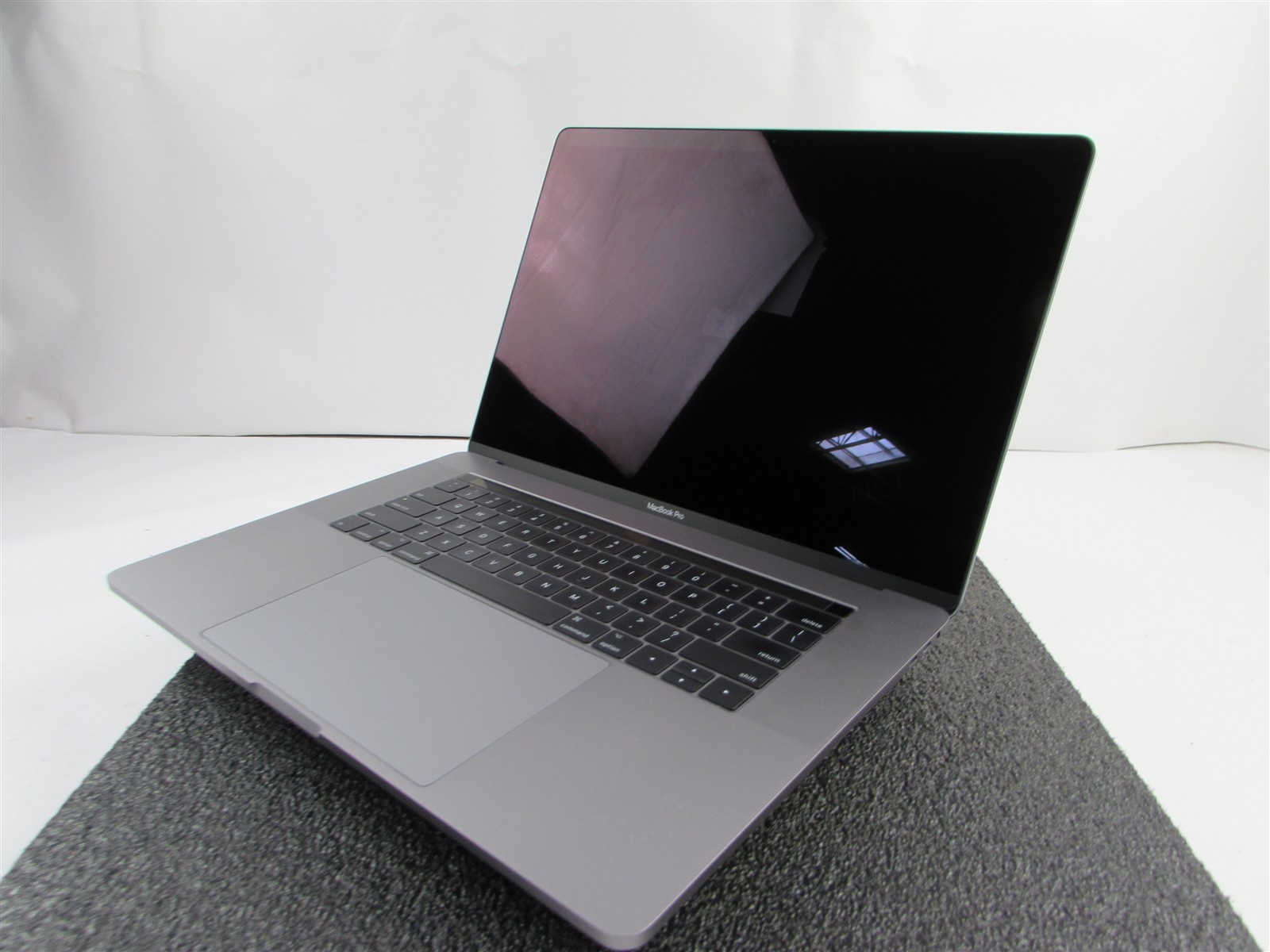 APPLE MACBOOK PRO A1707 2880X1800 I7-7700HQ 256GB SSD 16GB RAM AMD GPU NO O.S