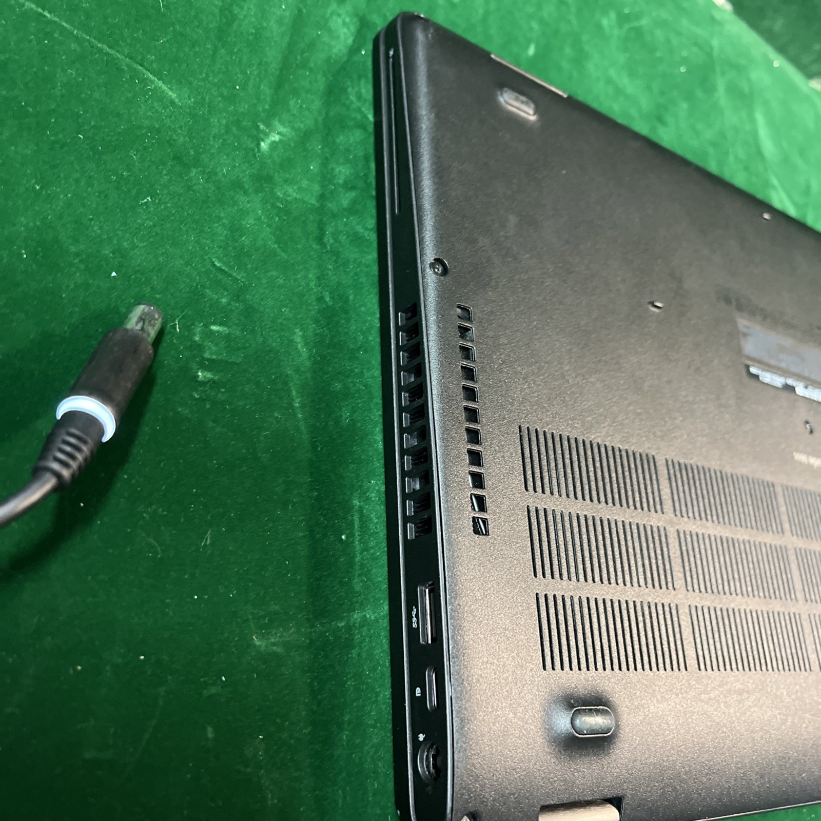 Dell Latitude 5500 15.6″ i5-8365U 1.60 GHz 8 GB RAM No SSD/OS/AC Very Good
